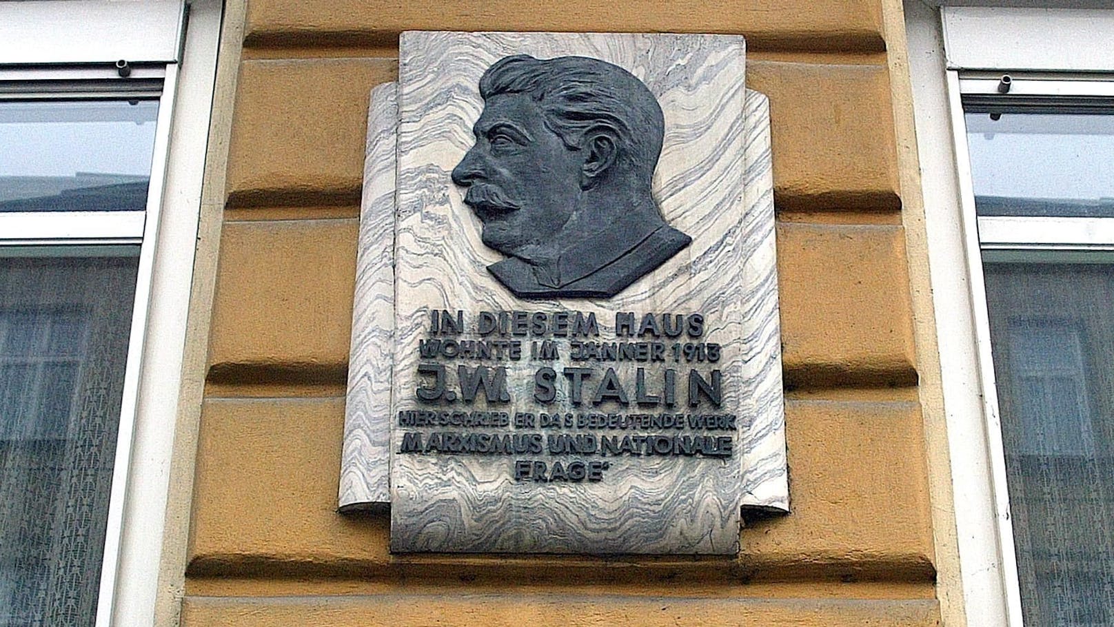 Wirbel um Stalin-Gedenktafel – Stadt prüft Entfernung