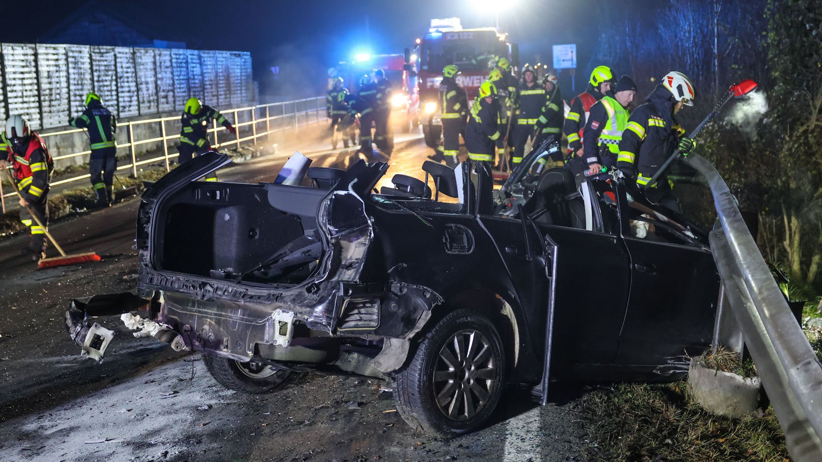 Tödlich endete am späten Montagabend ein folgenschwerer Crash zwischen einem PKW und einem LKW auf der B138 Pyhrnpass Straße bei Micheldorf in Oberösterreich (Bezirk Kirchdorf an der Krems).