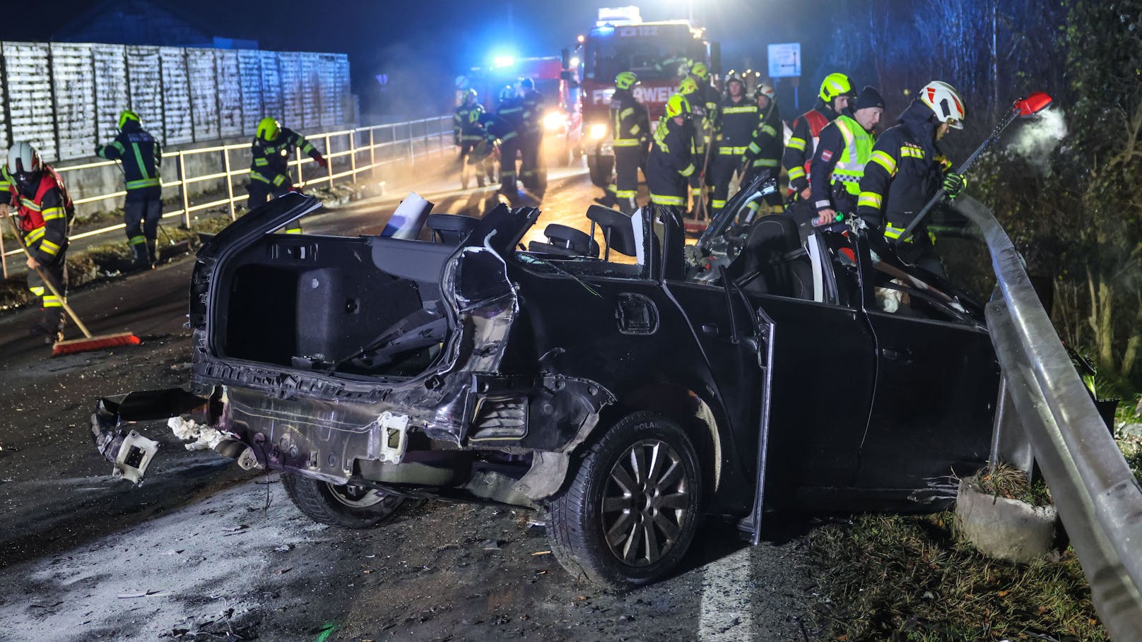 Auto "abrasiert": Lenker hat bei Lkw-Crash keine Chance