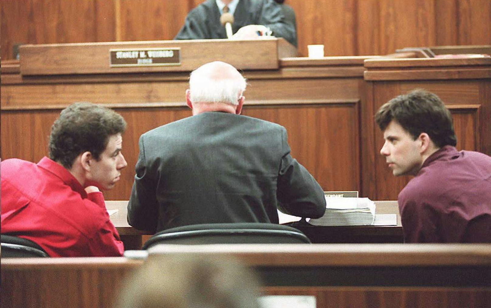 Erik Menendez (l.) und Lyle Menendez (r.) im Gerichtssaal während dem Prozess um den Mord an ihren Eltern im Februar 1995.