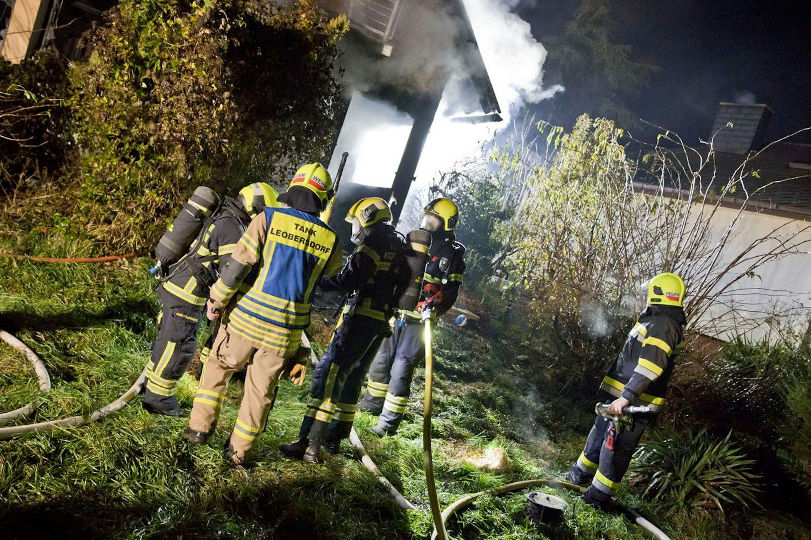 Großeinsatz in Leobersdorf – 94 Einsatzkräfte bekämpften Wohnhausbrand