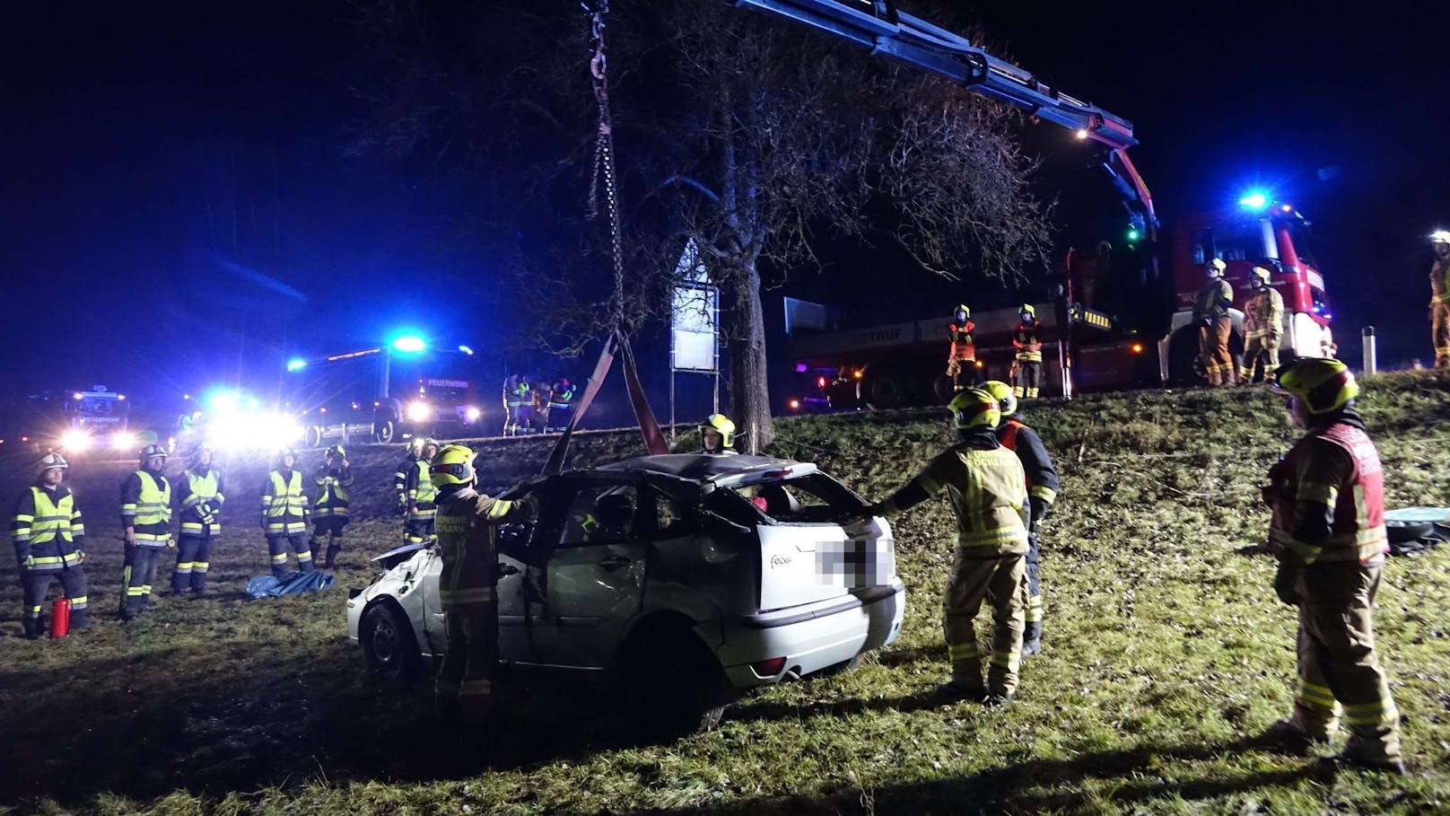 Der PKW wurde von den beiden Feuerwehren gemeinsam wieder auf die Räder gedreht...