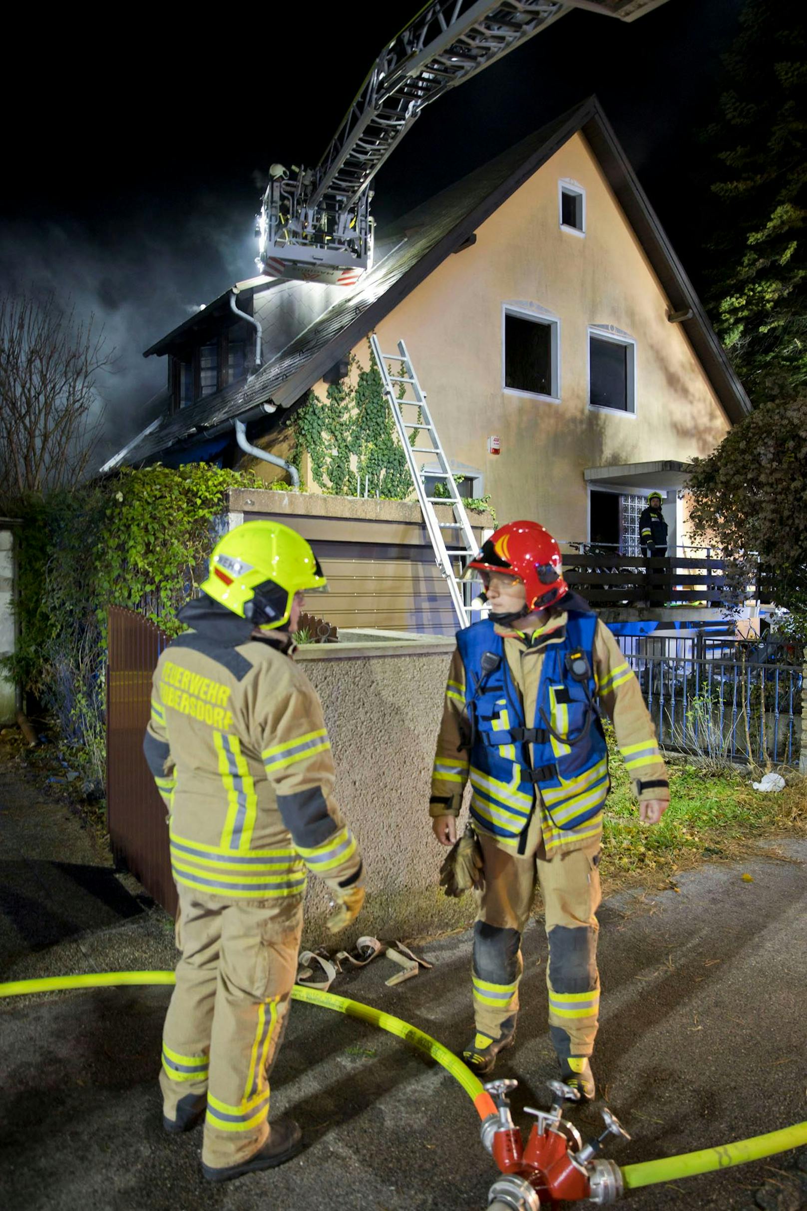 Großeinsatz in Leobersdorf – 94 Einsatzkräfte bekämpften Wohnhausbrand