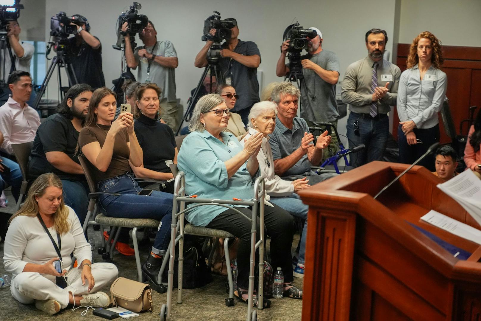 Mitlieder der Mendez-Familie klatschen während der Bezirksstaatsanwalt von Los Angeles County, George Gascon, bei einer Pressekonferenz in der Hall of Justice in Los Angeles am Donnerstag, 24. Oktober 2024, in Los Angeles über den Fall der Brüder Erik und Lyle Menendez spricht.