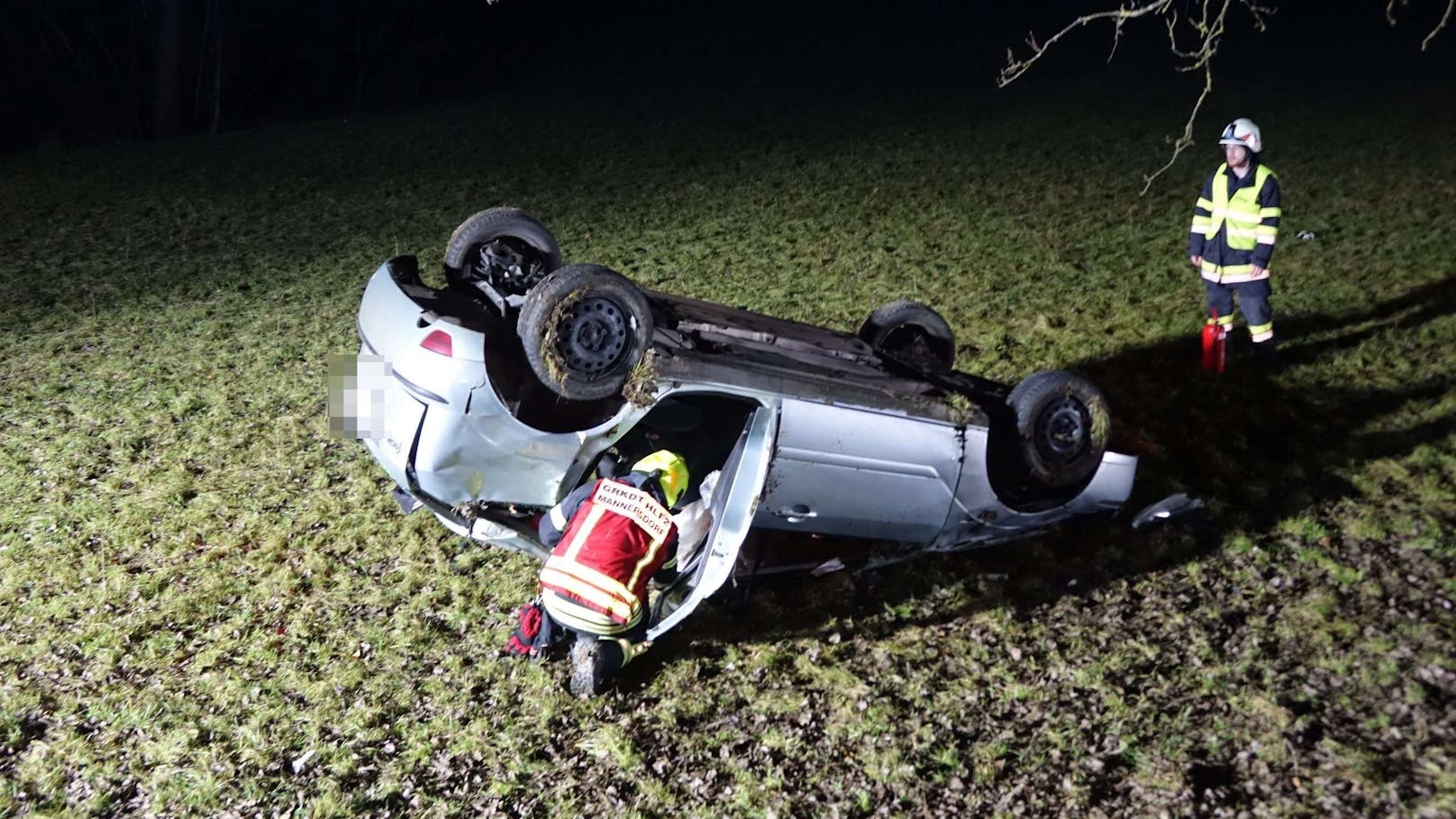 Nachkommende Fahrzeuglenker leisteten bis zum Eintreffen der Rettungskräfte Erste Hilfe.