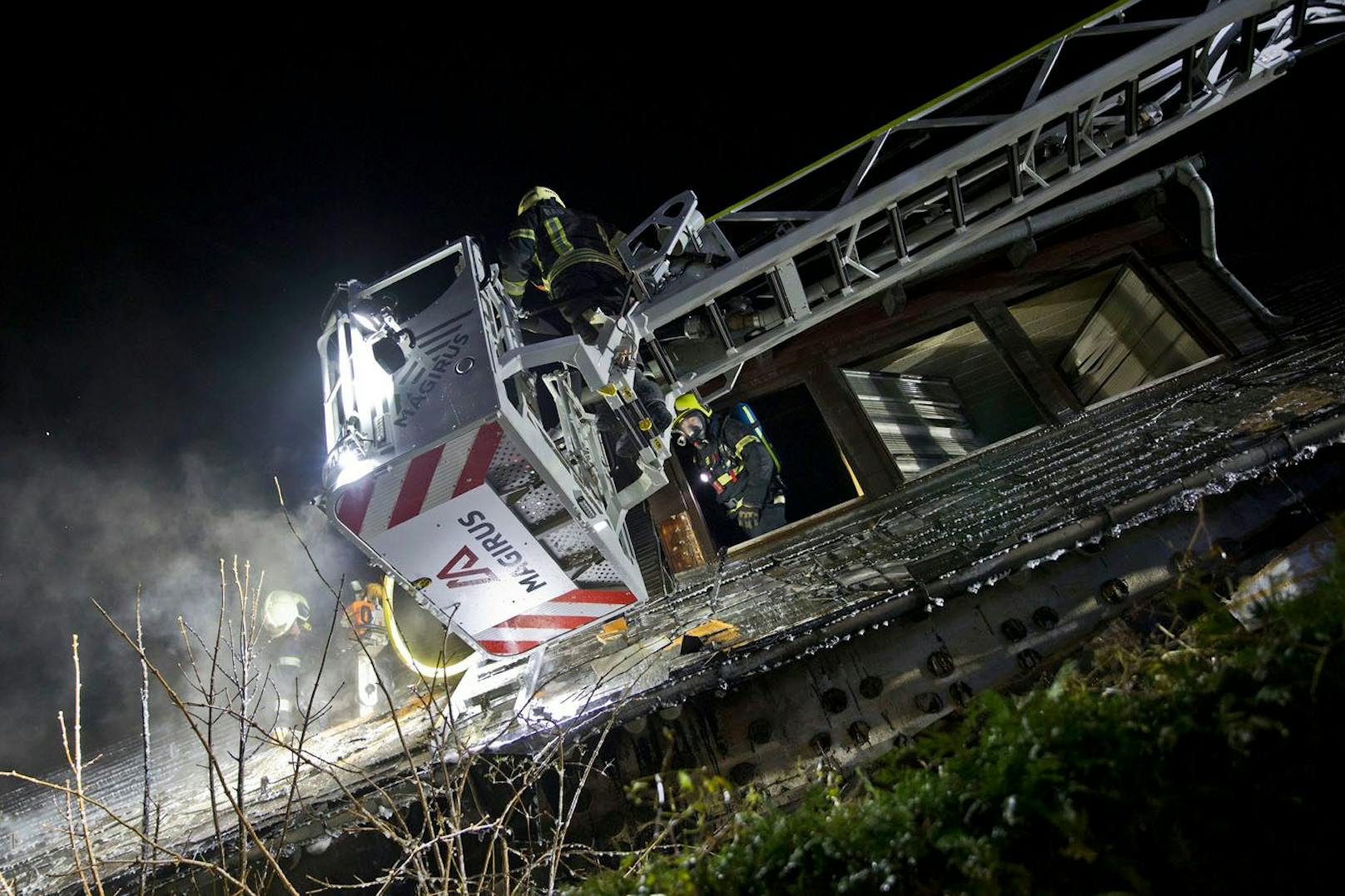 Großeinsatz in Leobersdorf – 94 Einsatzkräfte bekämpften Wohnhausbrand