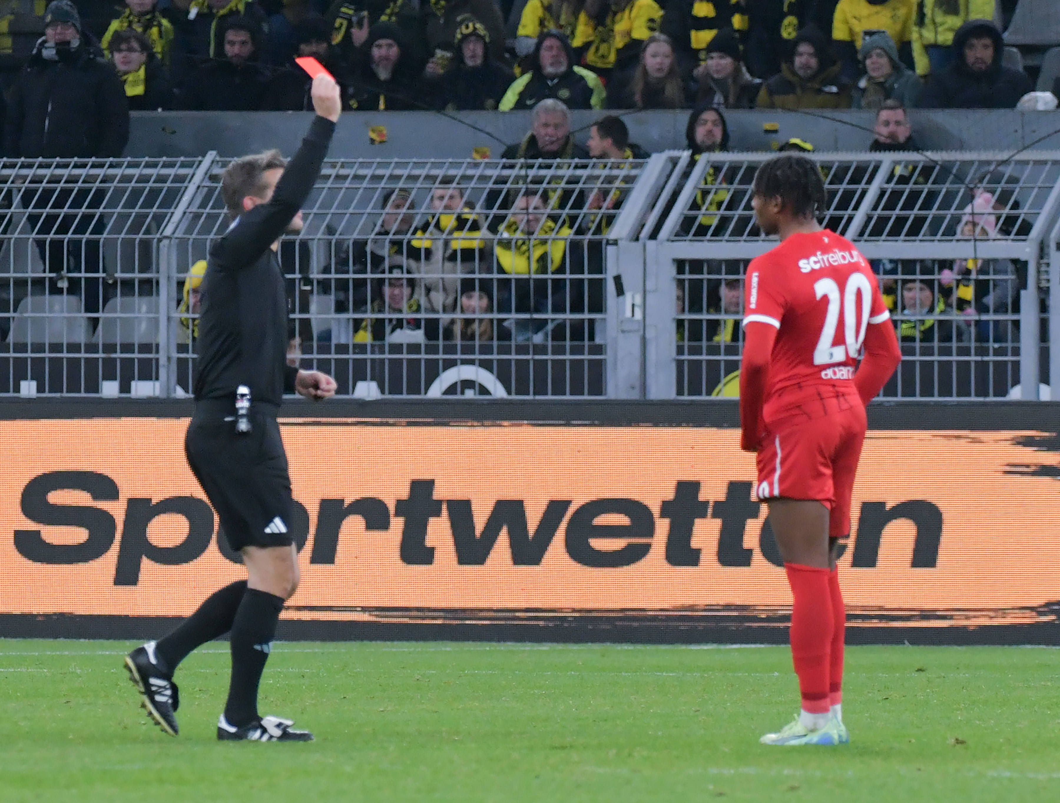 Felix Brych zeigte Junior Adamu die Rote Karte.
