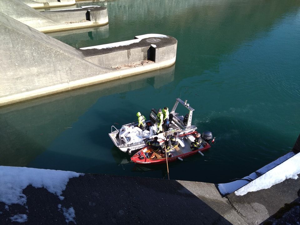 Einsatzkräfte der Freiwilligen Feuerwehr Kirschentheuer konnten die Verunreinigung der Drau eindämmen. 