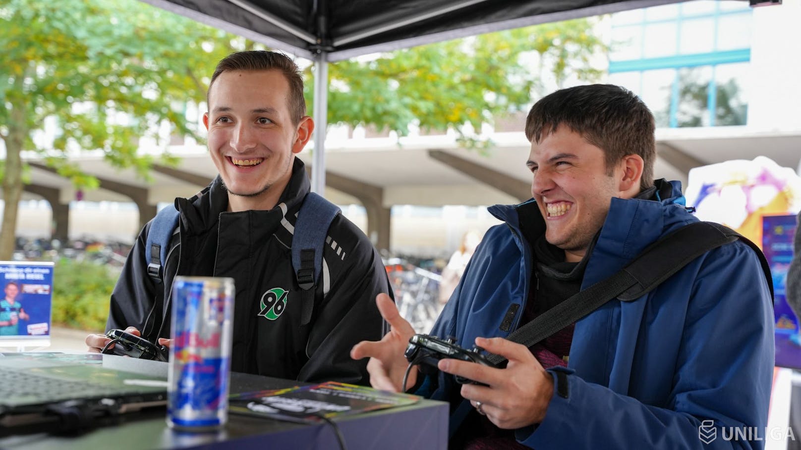 Studierende der Leibniz Universität Hannover testen die Gaming-Station während der Campus-Tour.