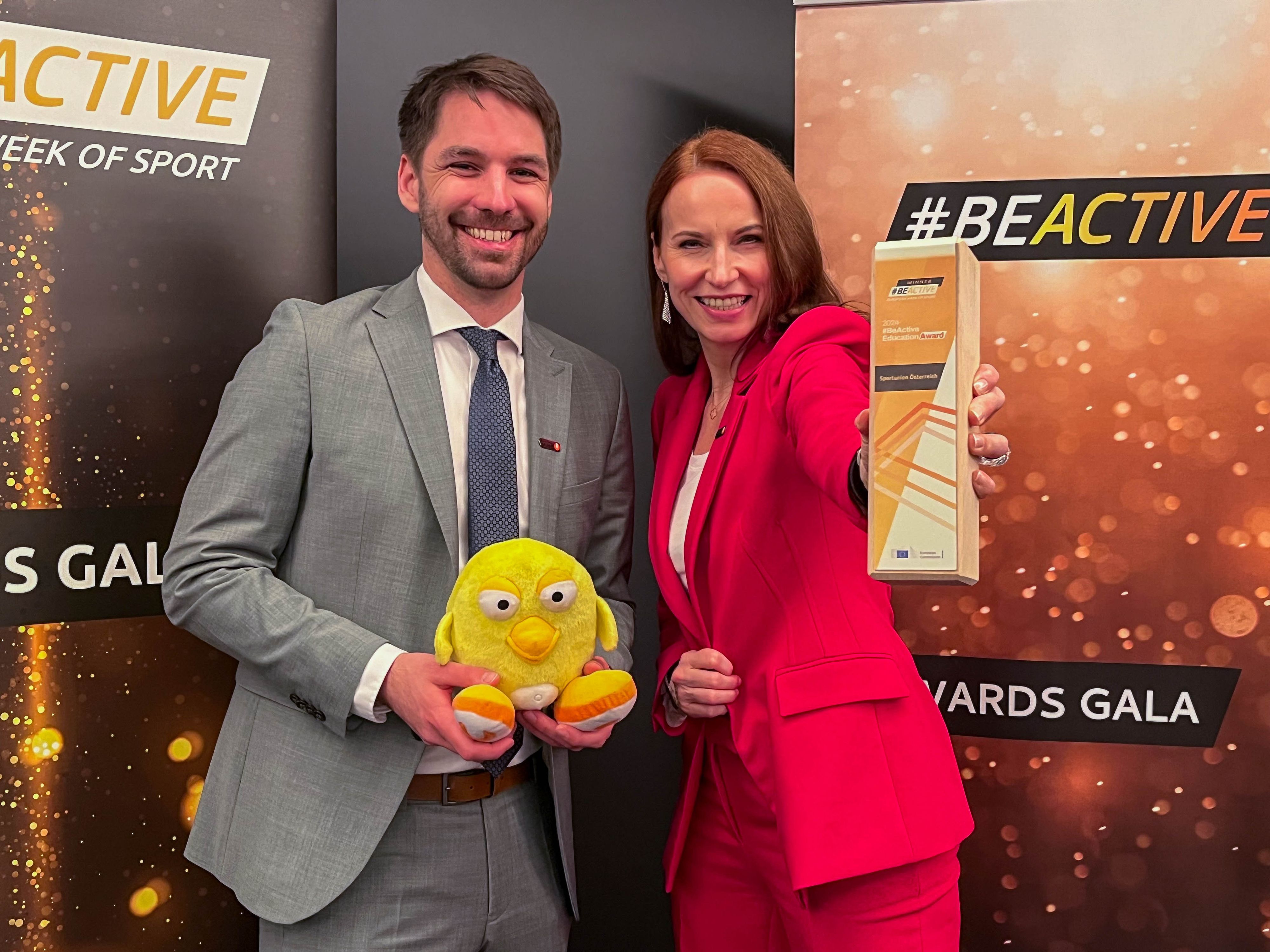 Vizepräsidentin Michaela Huber (r.) präsentiert stolz die Auszeichnung. Rechts: Projektleiter Sebastian Widner.