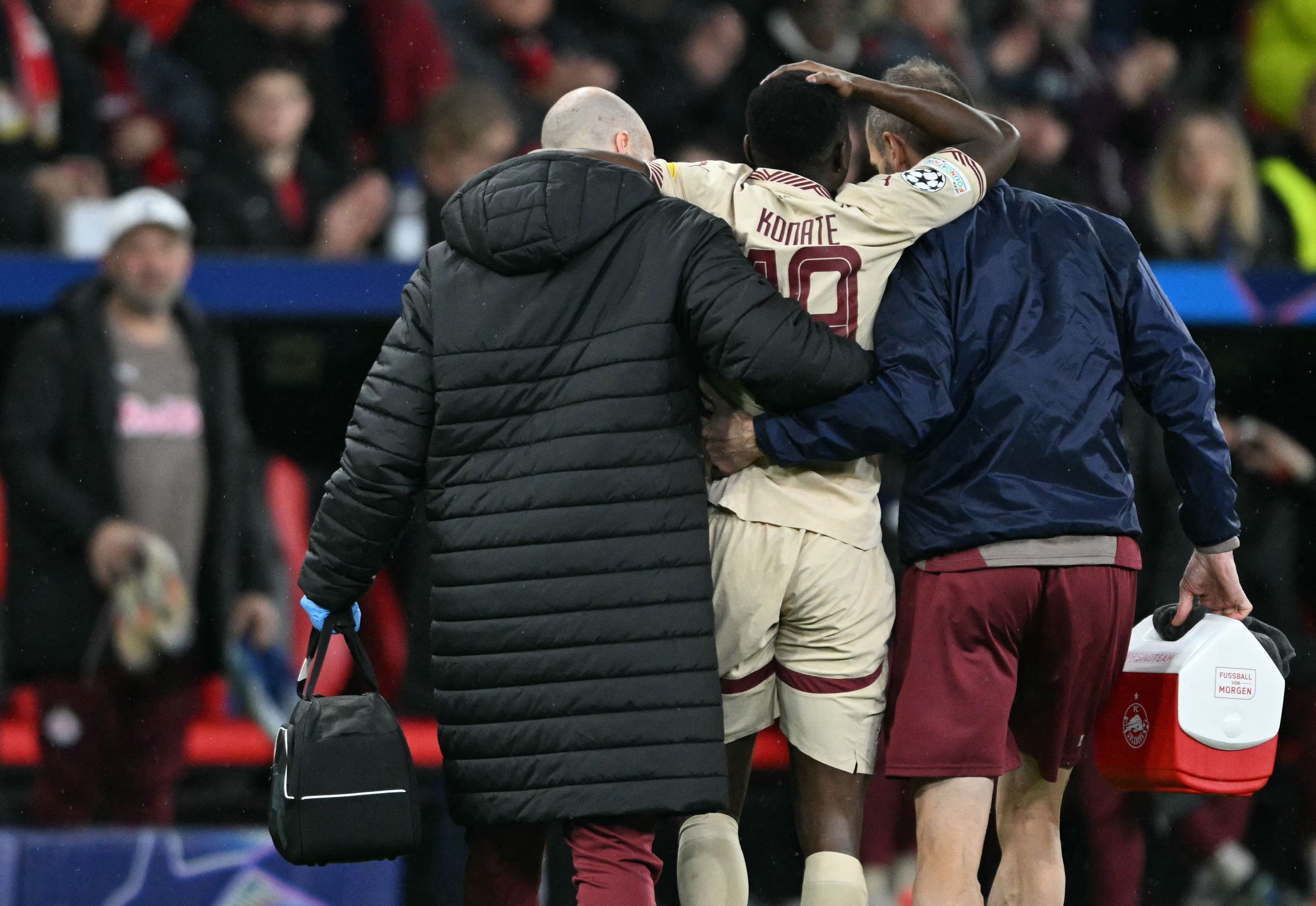 Karim Konate verletzte sich beim Champions-League-Spiel gegen Bayer Leverkusen schwer am Knie.