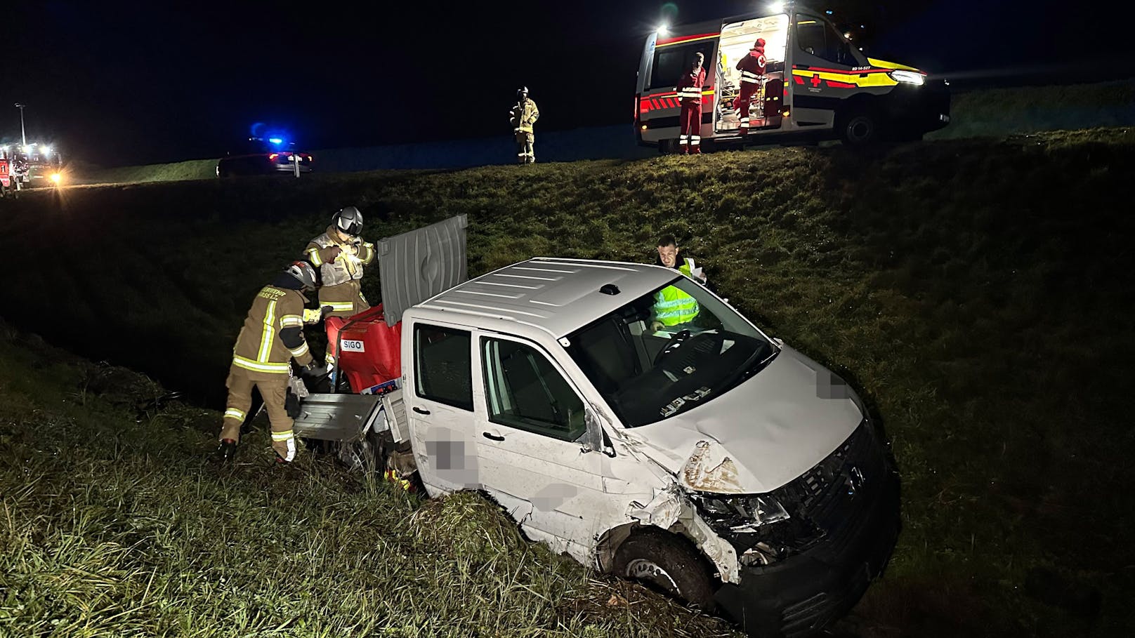 Pritschenwagen-Lenker baut kuriosen Unfall