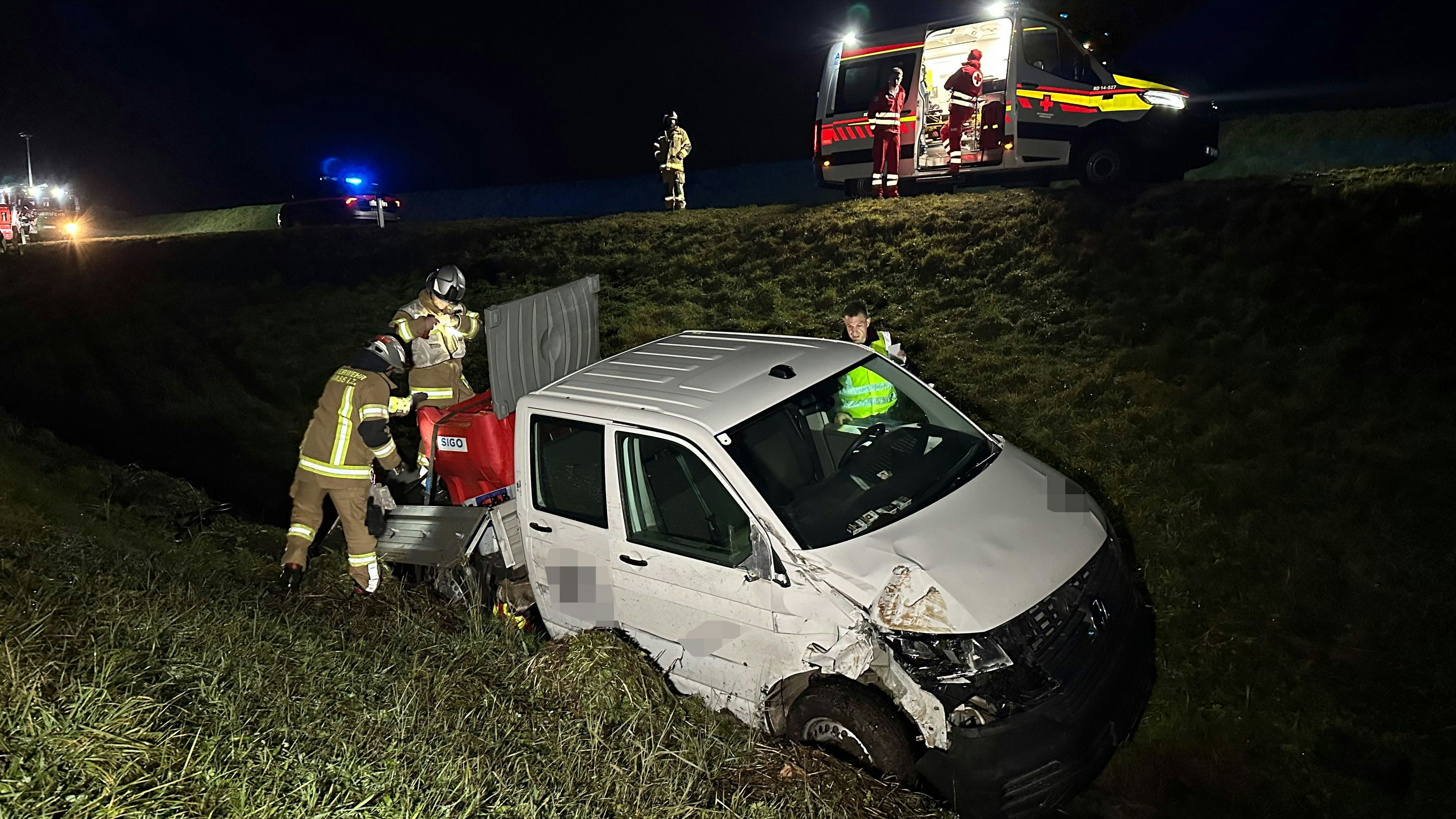 Heute.at - Pritschenwagen-Lenker baut kuriosen Unfall