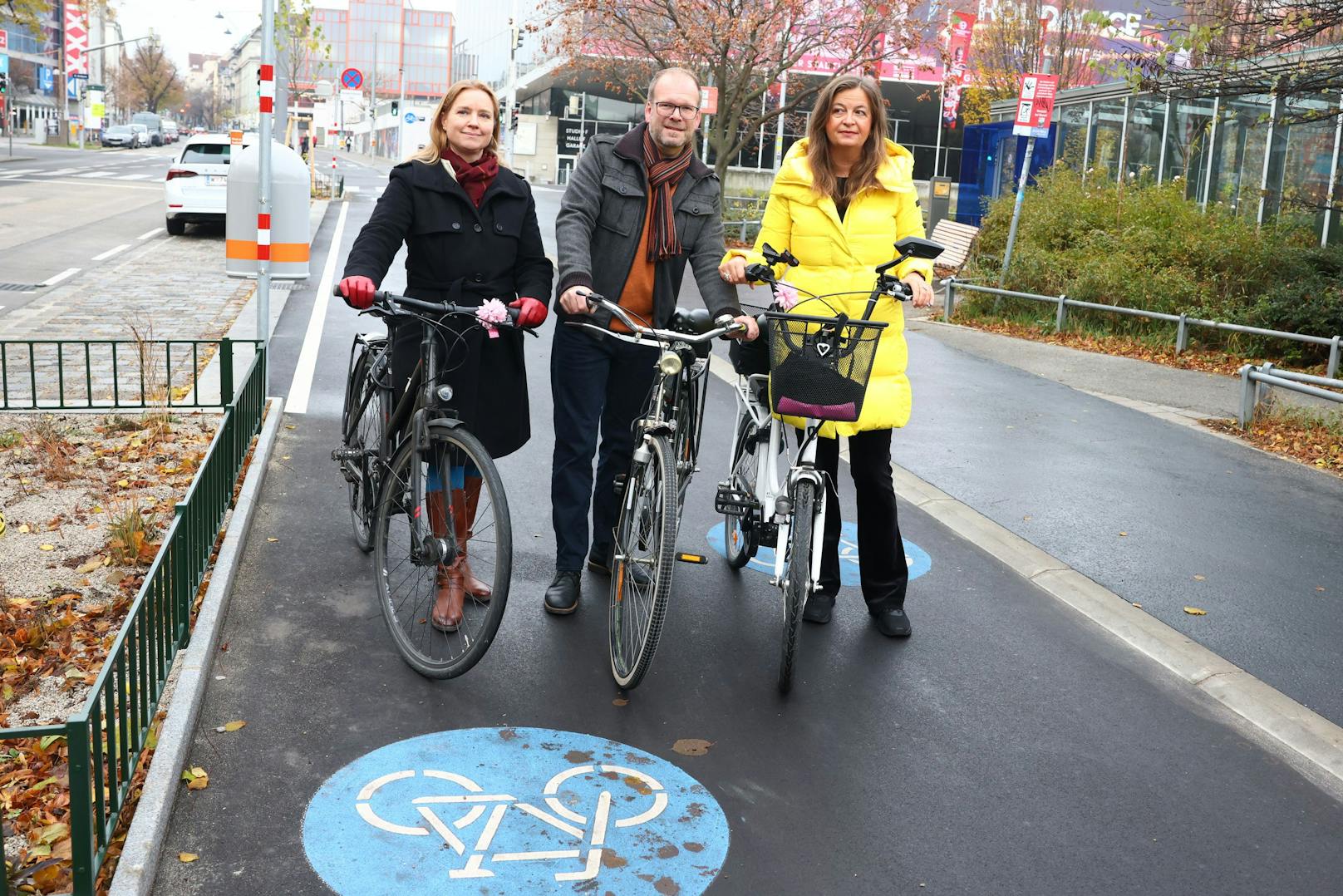 (v.l.n.r.) Angelika Pipal-Leixner, Dietmar Baurecht und Ulli Sima befuhren den neuen Radweg.