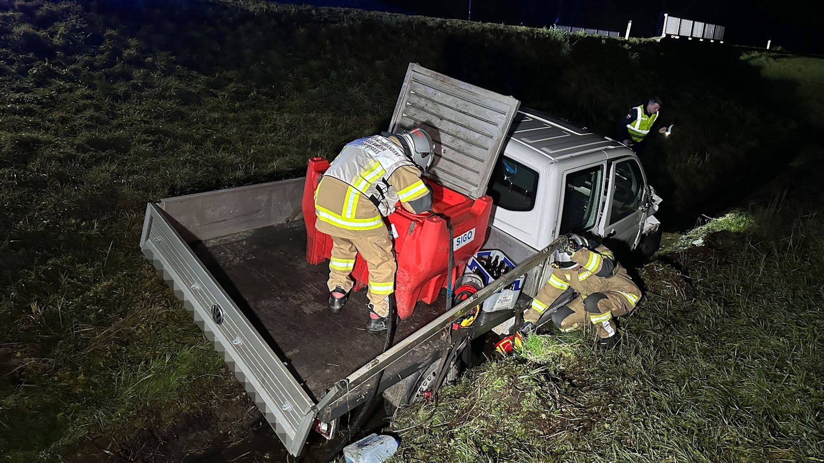 Plötzlich kam der Fahrer aus vorerst unbekannter Ursache rechts von der Fahrbahn ab, fuhr rund 100 Meter den Abhang entlang und landete schließlich in einem Giessenbach, wo das Fahrzeug schwer beschädigt zum Stillstand kam.