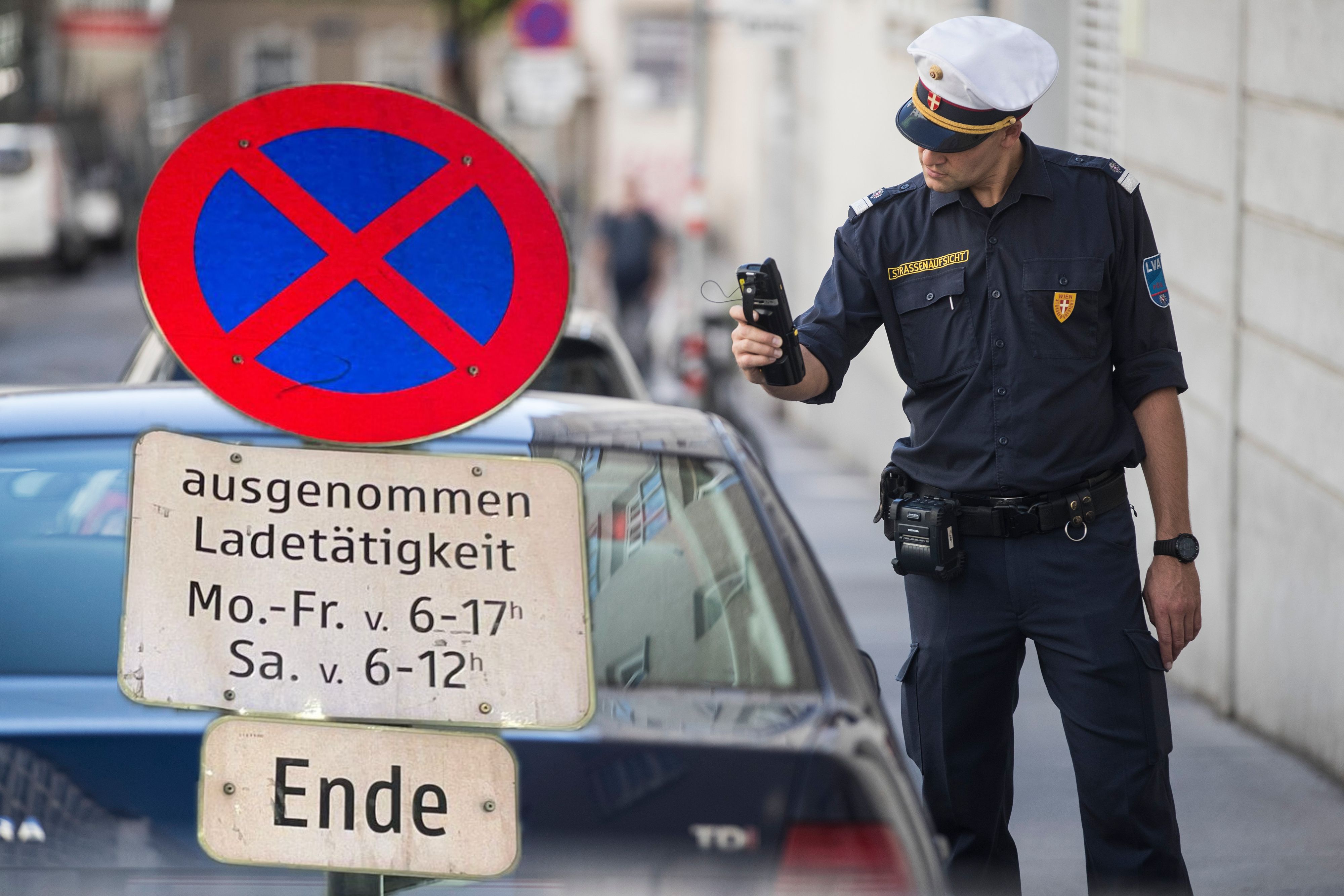 Eine Zusatztafel sorgt in der Wiener Innenstadt für Verwirrung – und hat einem Wiener bereits eine saftige Strafe eingebracht.