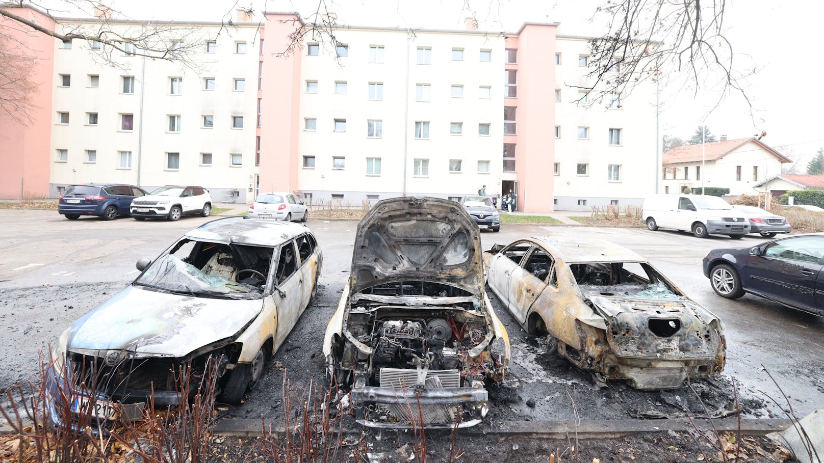 Überreste von drei vollständig ausgebrannten Autos auf dem Parkplatz in der Kainachgasse.