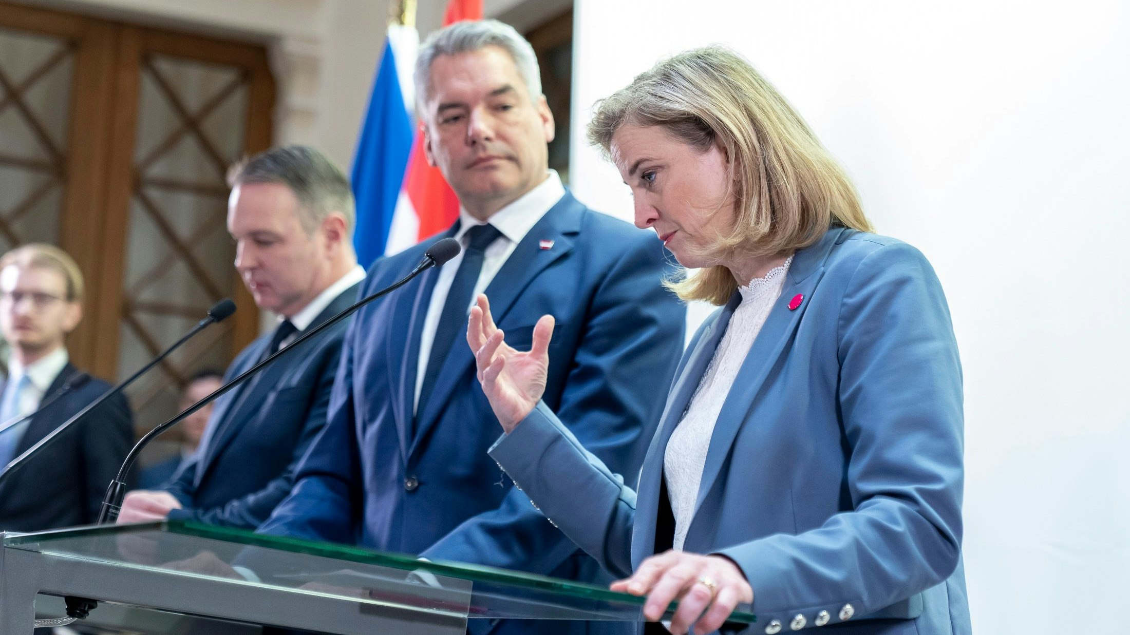 Neos wollen Diensthandys für Lehrer und Gratis-Essen