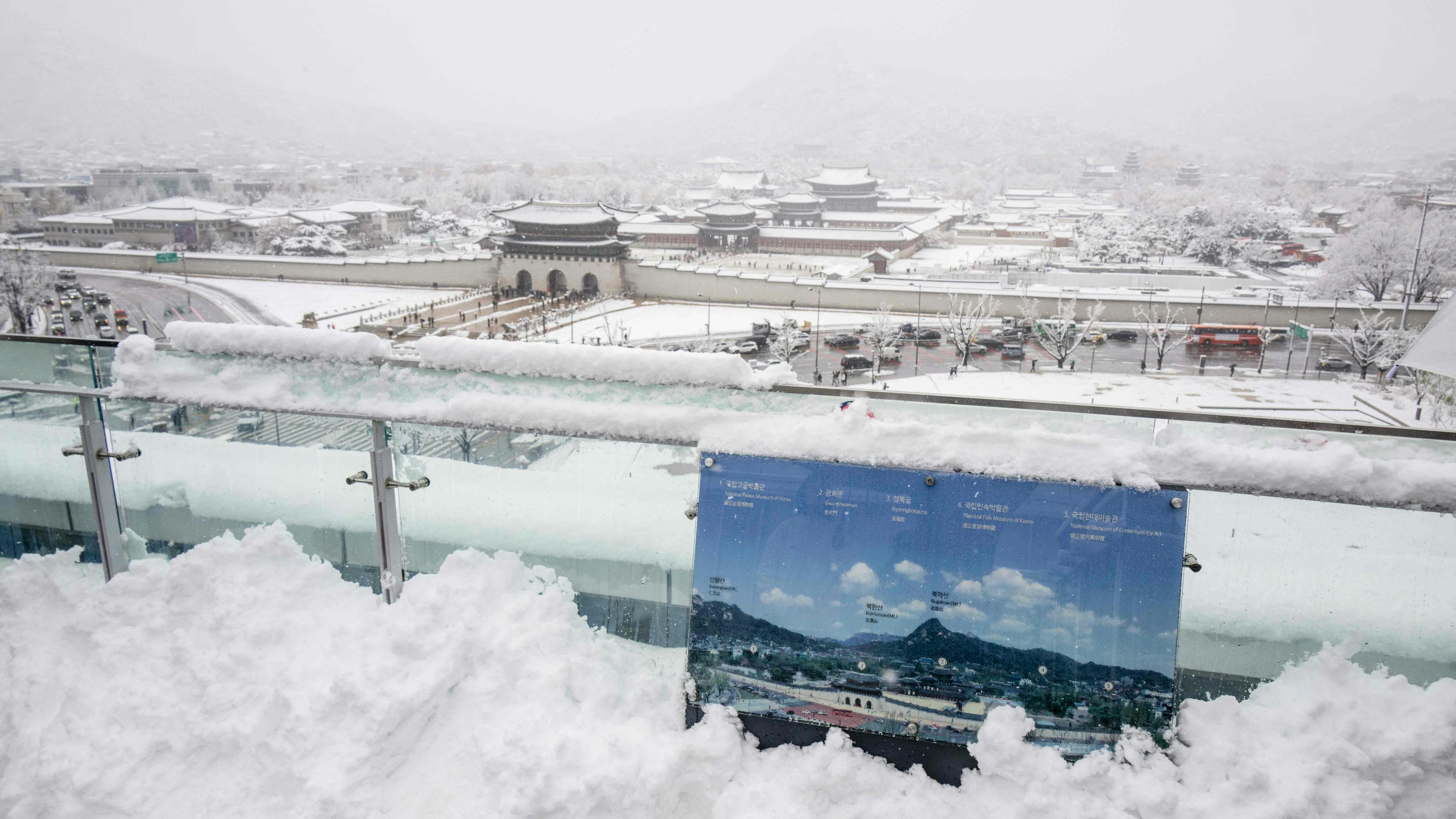 Download von www.picturedesk.com am 27.11.2024 (14:29).  Heavy snow falls on the grounds of Gyeongbokgung Palace in central Seoul on November 27, 2024. South Korea's capital was blanketed on November 27 by the heaviest November snowfall since records began over a century ago, the weather agency said. (Photo by ANTHONY WALLACE / AFP) - 20241127_PD0758 - Rechteinfo: Rights Managed (RM) Nur für redaktionelle Nutzung! Werbliche Nutzung erfordert Freigabe: bitte schicken Sie uns eine Anfrage.