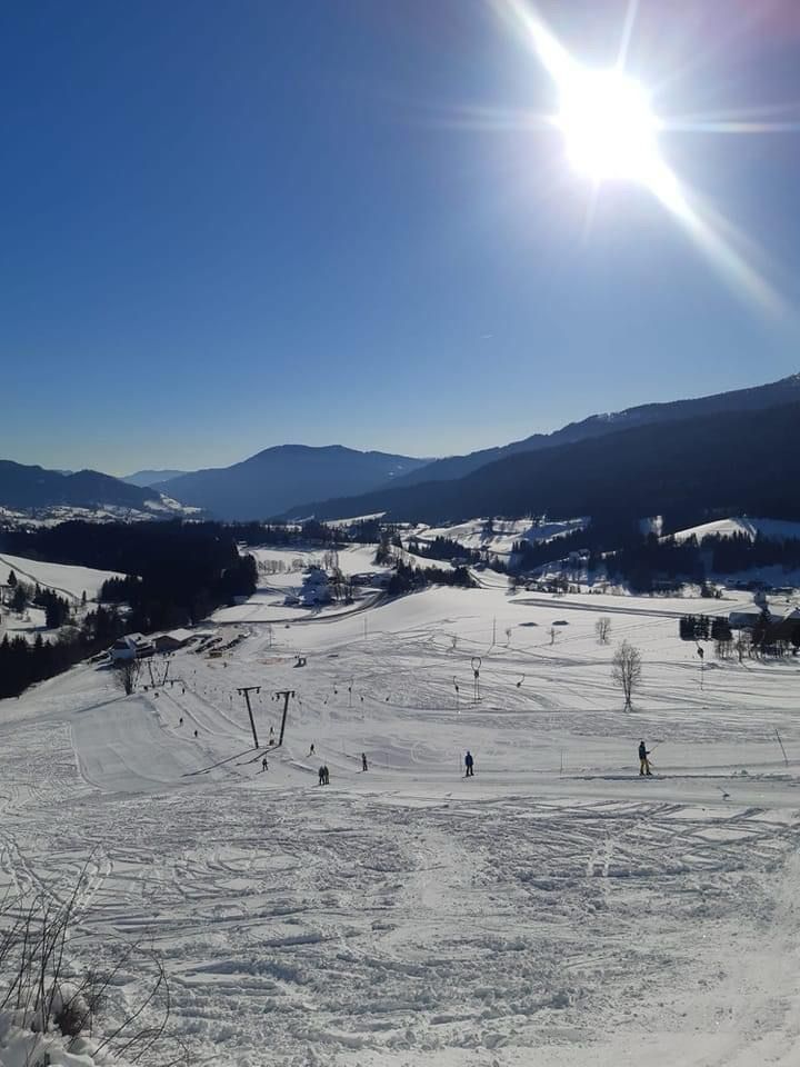Das kleine Skigebiet in der steirischen Krakau punktet mit tollen Pisten und überschaubaren Preisen.