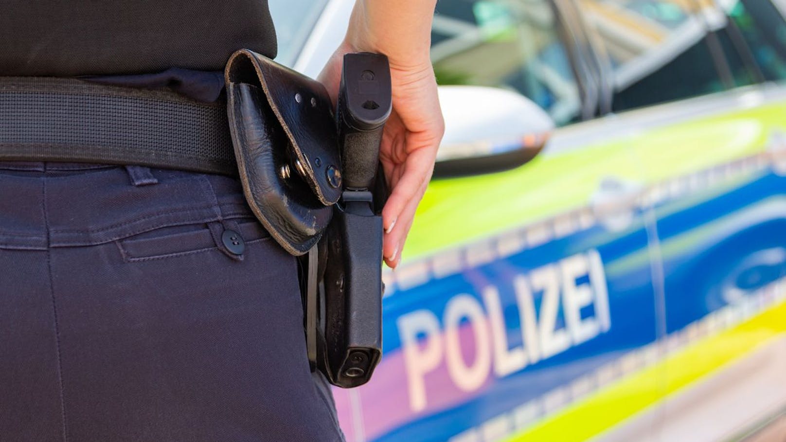 Bub (4) saß am Steuer – Polizist bei Kontrolle verletzt