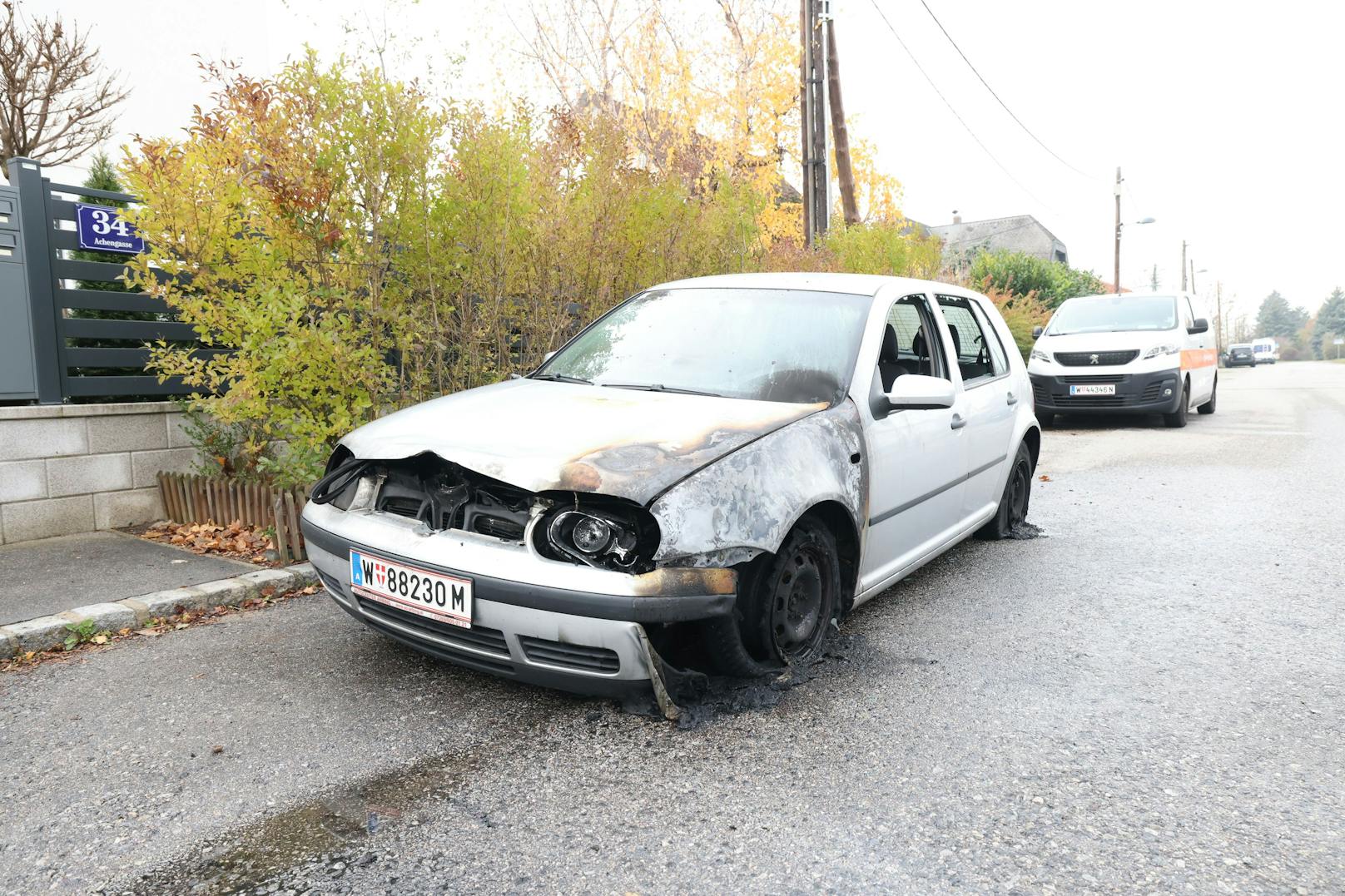 Ein ausgebrannter VW Golf in der Achengasse – eines der sechs Fahrzeuge, die durch den Brand zerstört wurden.