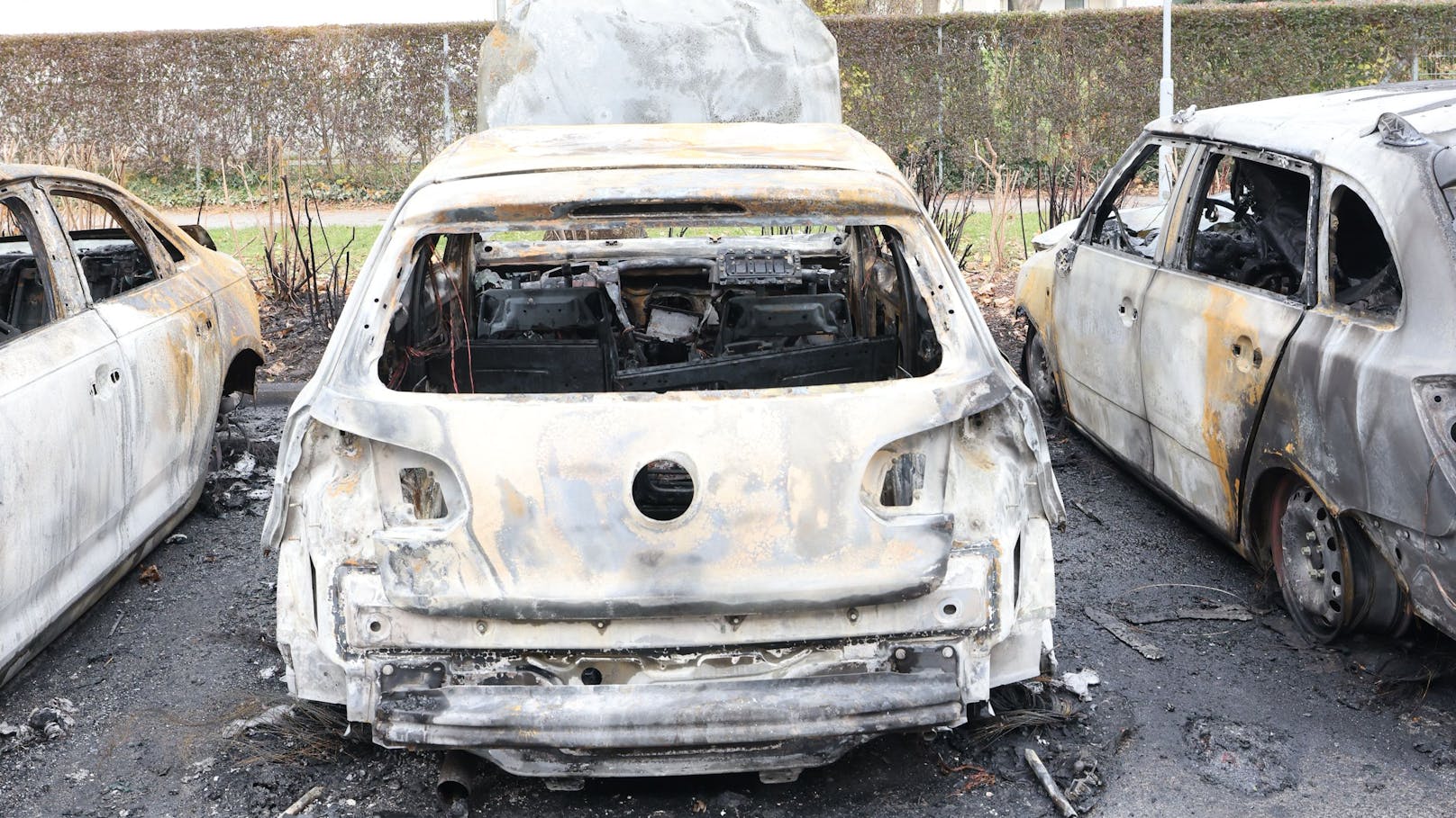 Die Florianis konnten die brennenden Autos rasch löschen.