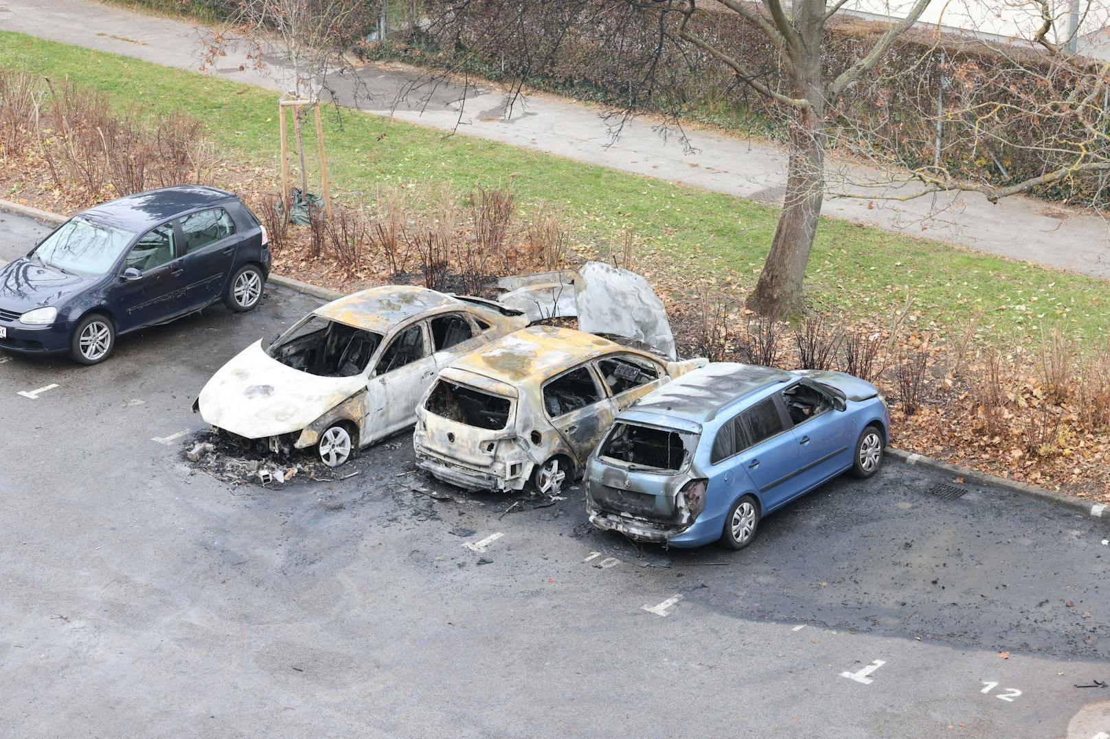 Der Parkplatz in der Kainachgasse – hier brannten drei Autos vollständig aus.