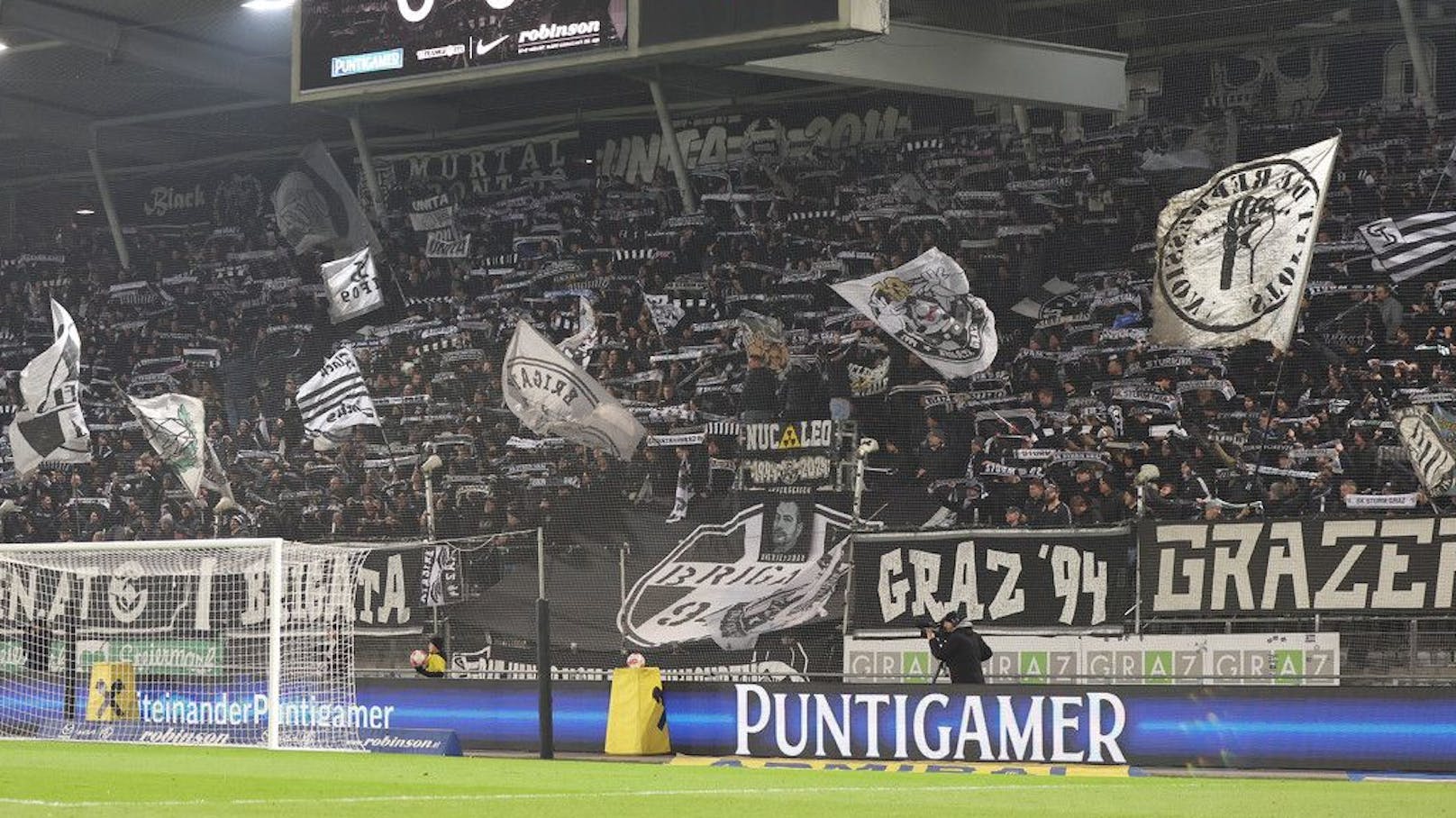 Stadion-Ärger! Sturm-Fans mauern Grazer Rathaus zu