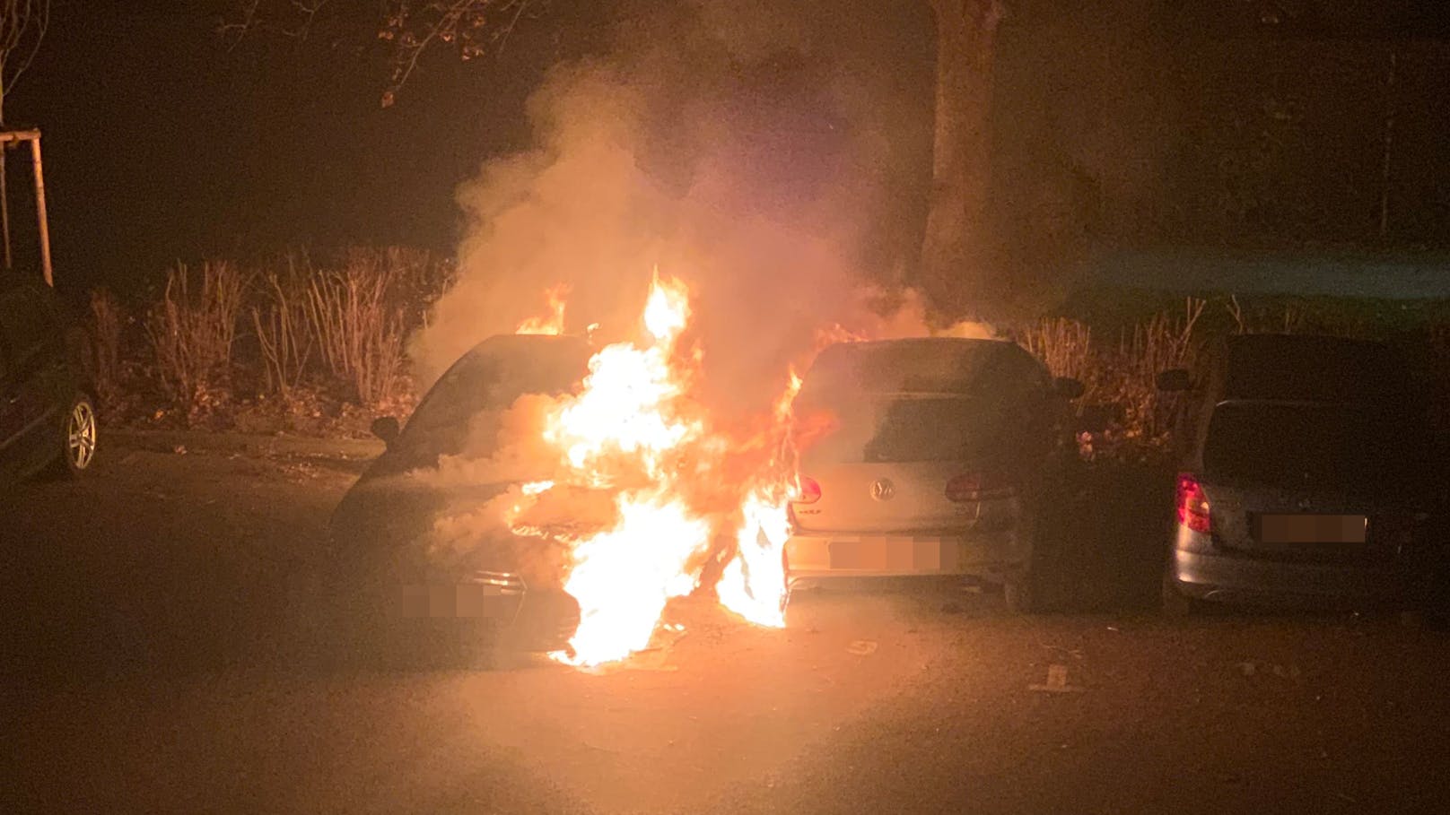 In der Nacht brannten die Autos lichterloh – ein Anwohner hielt die Flammen fest.