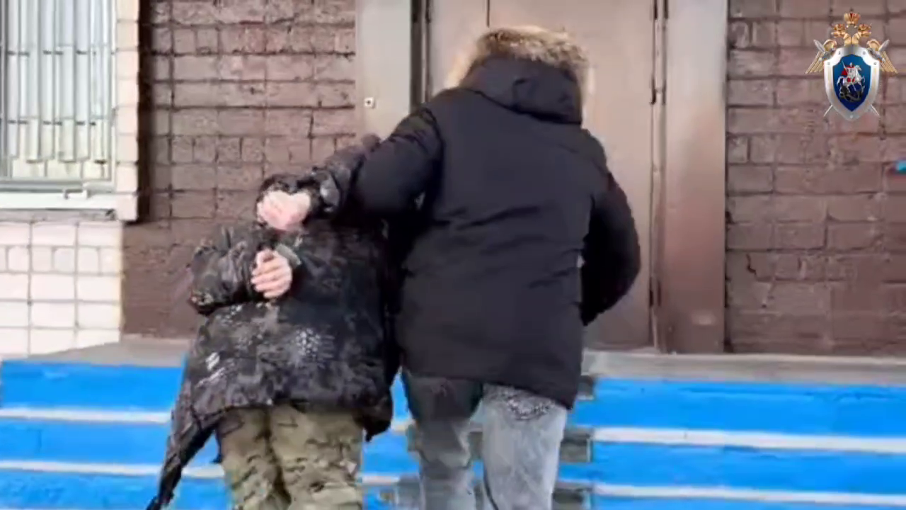 Ermittler bei ihrer Arbeit am Tatort Schweinestall: Hier wurde die 17-jährige Milena totgebissen.