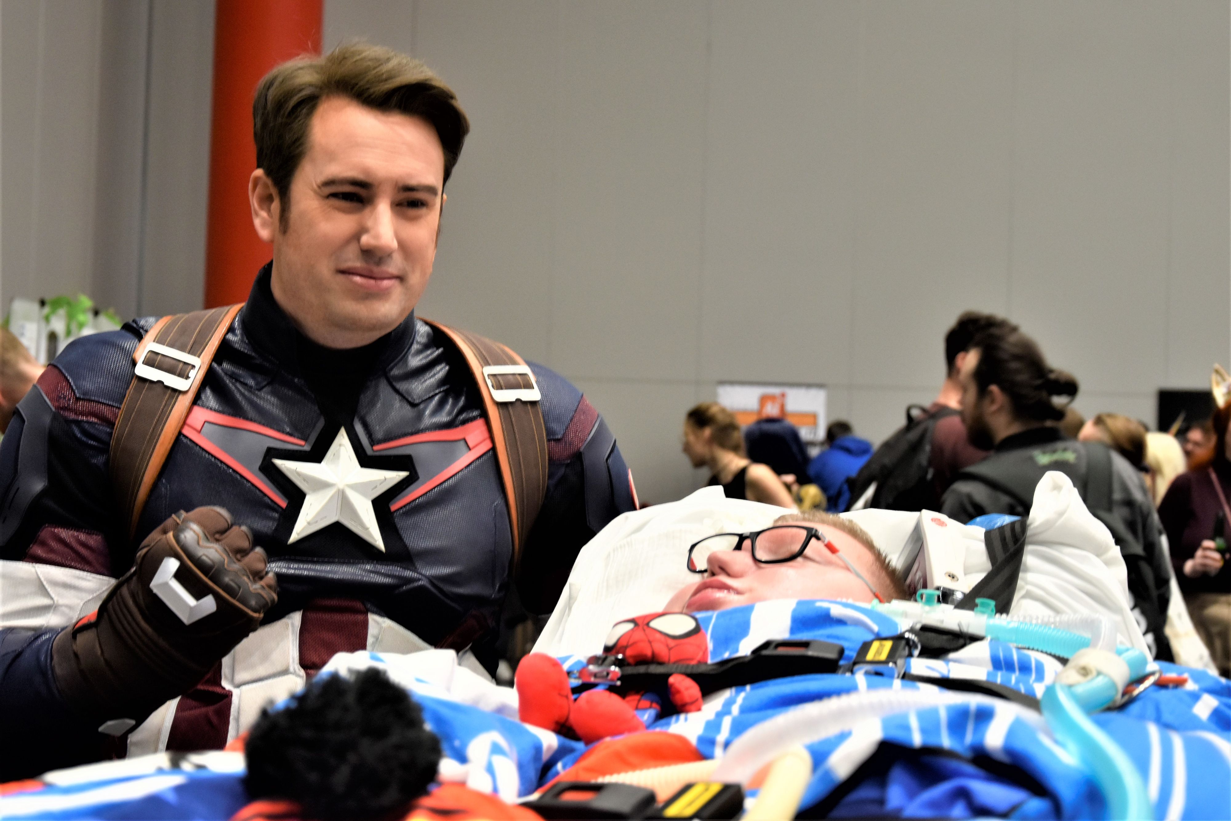 Die Johanniter ermöglichten einem schwerkranken Jugendlichen ein Treffen mit Cosplayer Han Jones als Captain America.