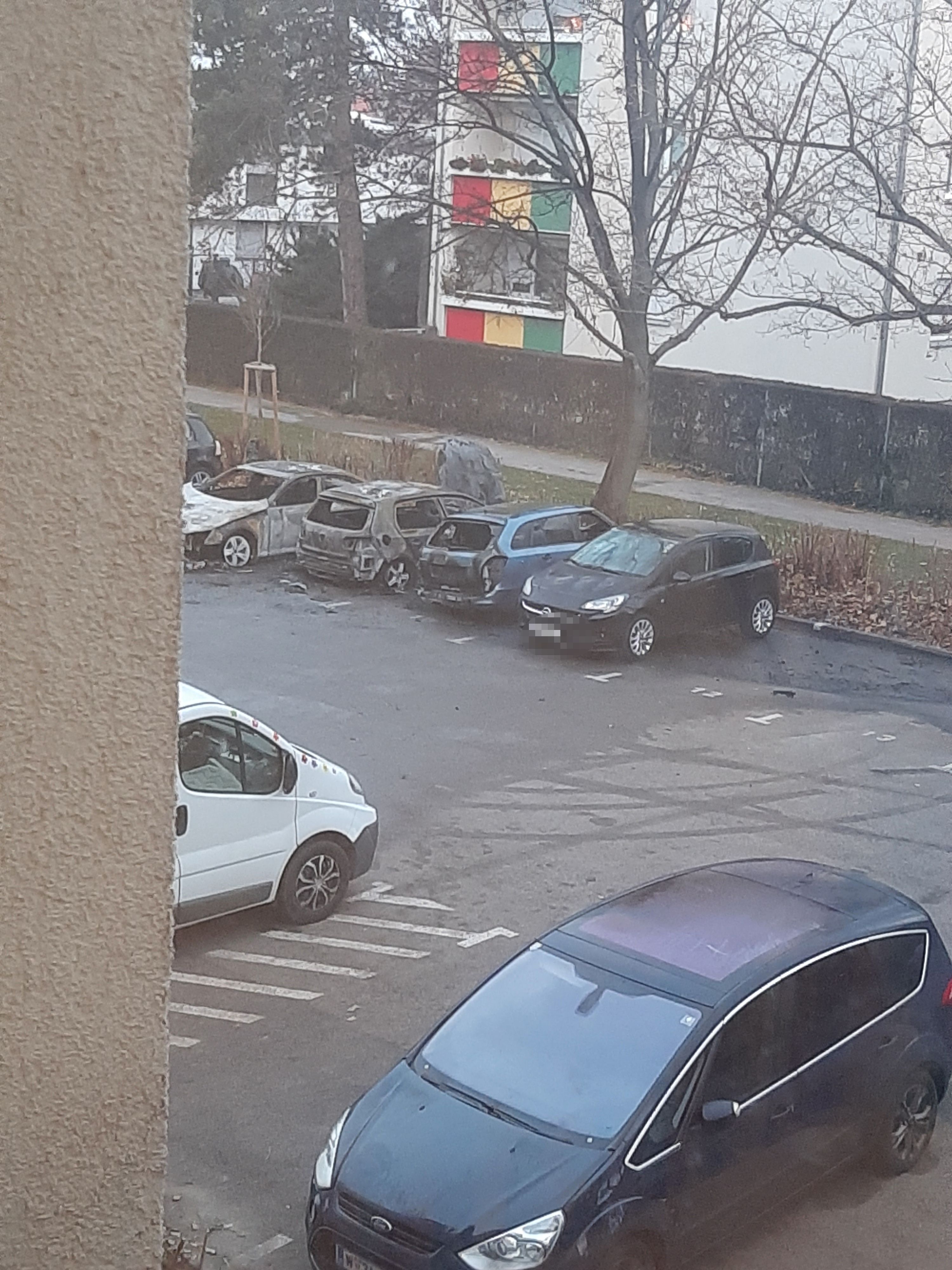 Hier brannten drei Autos völlig aus. Zwei weitere Pkw wurden nicht weit von hier entfernt in Brand gesteckt.