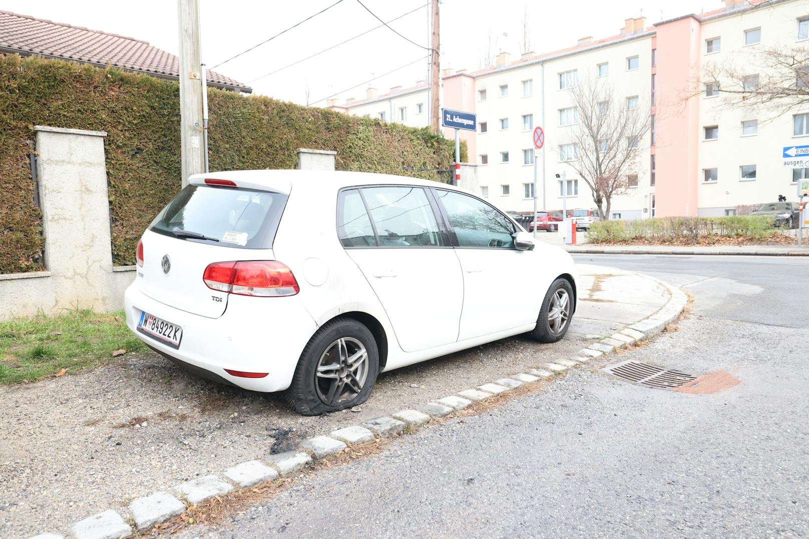 Ein weiterer beschädigter Wagen zeigt die Spuren des nächtlichen Brandes.