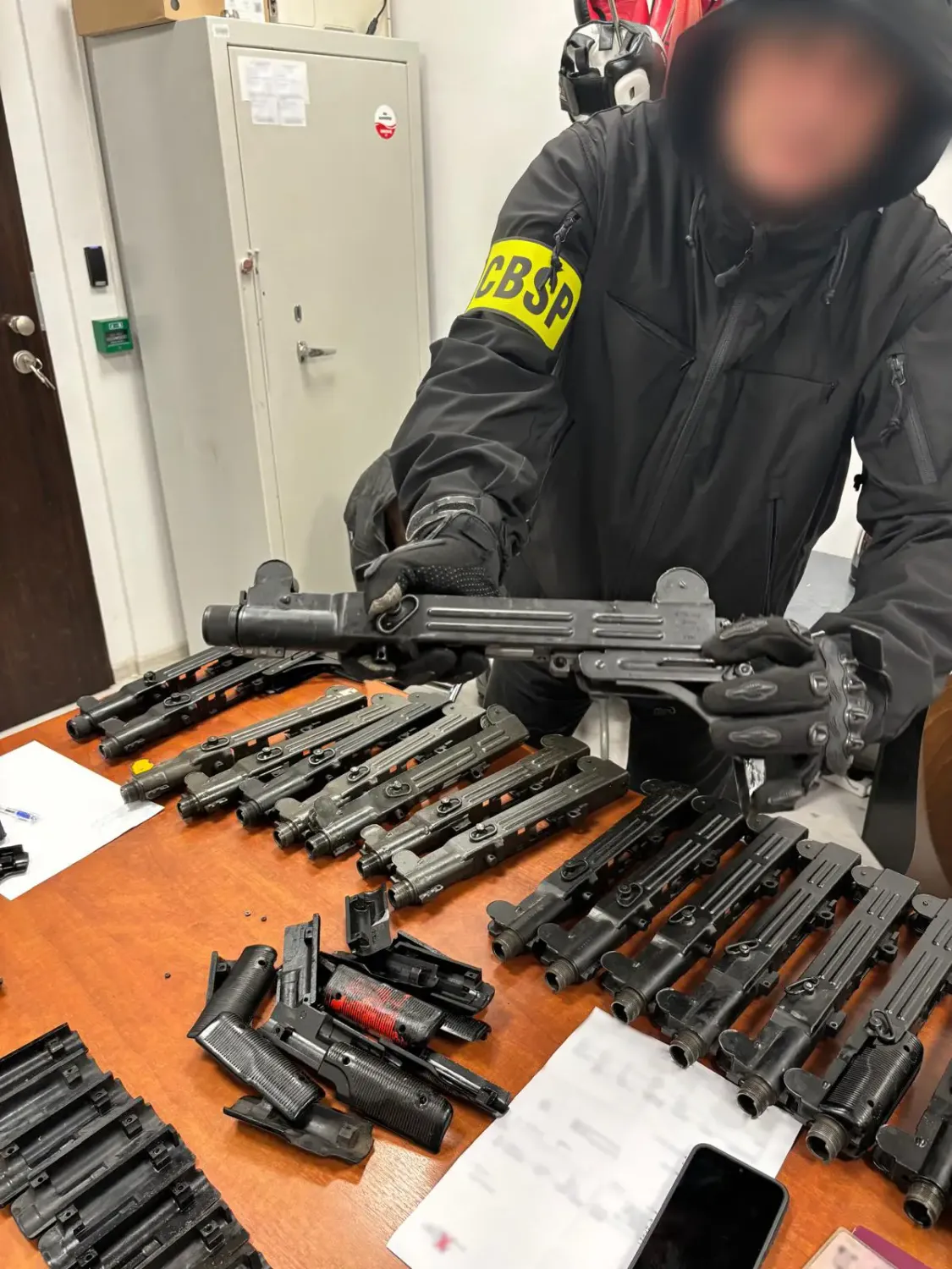 Polnische Beamte zeigen einige der beschlagnahmten Waffen