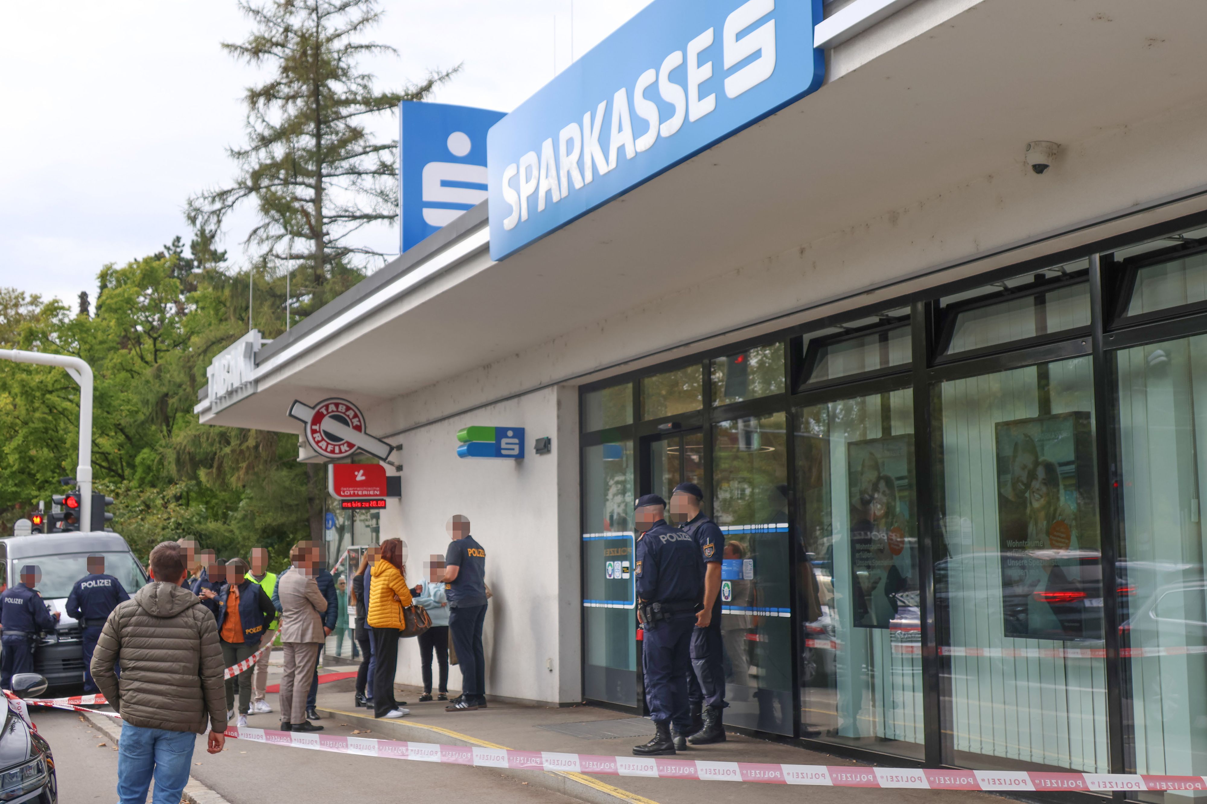 Die Bankfiliale im Stadtteil Linz-Urfahr wurde am 30. September von zwei Männern überfallen.