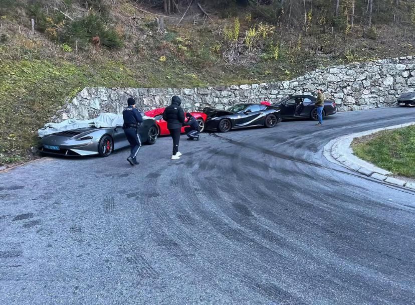 Zwei Ferraris, ein McLaren, ein Bentley krachten in Tirol zusammen.