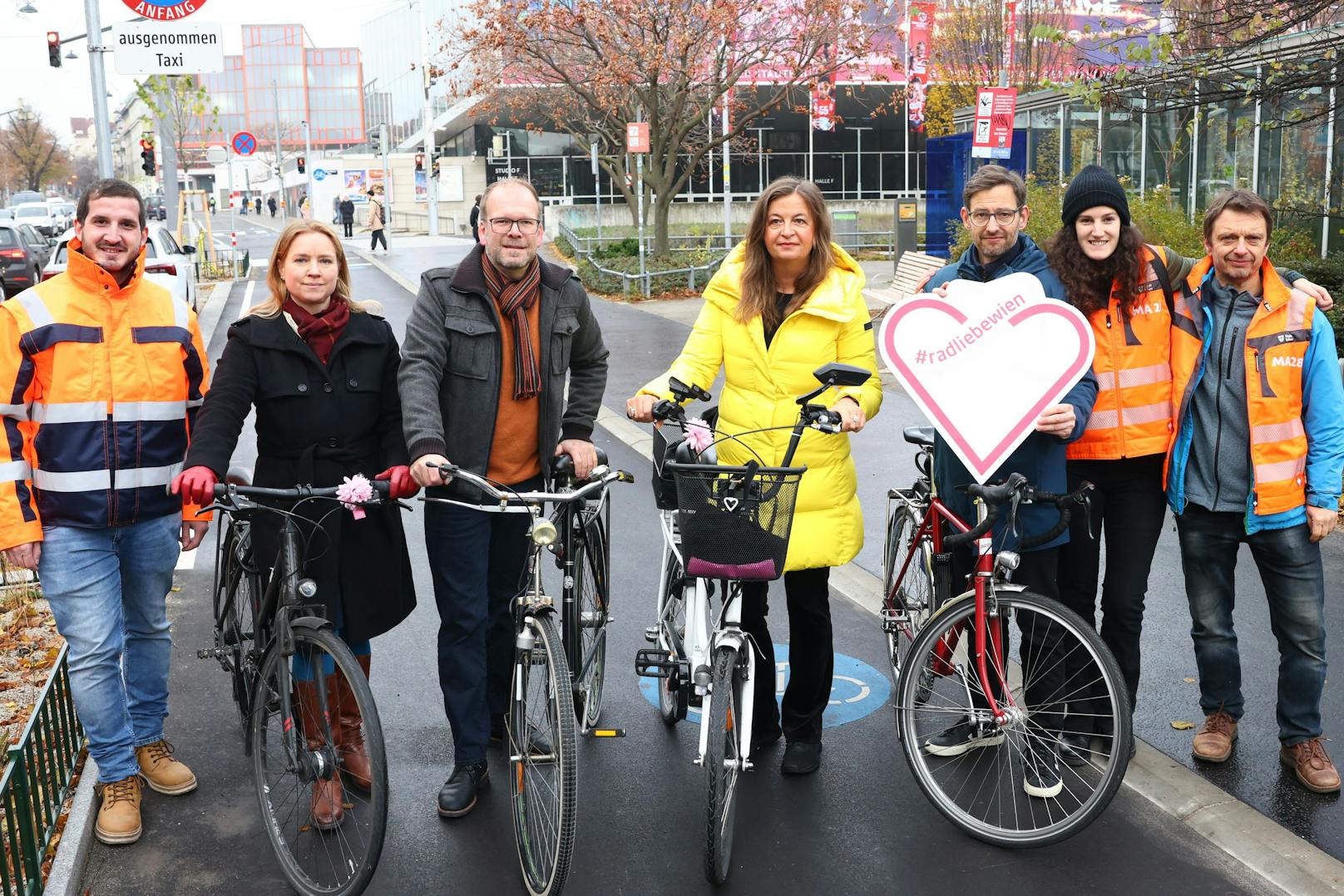 (v.l.n.r.) Angelika Pipal-Leixner, Dietmar Baurecht und Ulli Sima besuchten den neuen Radweg.