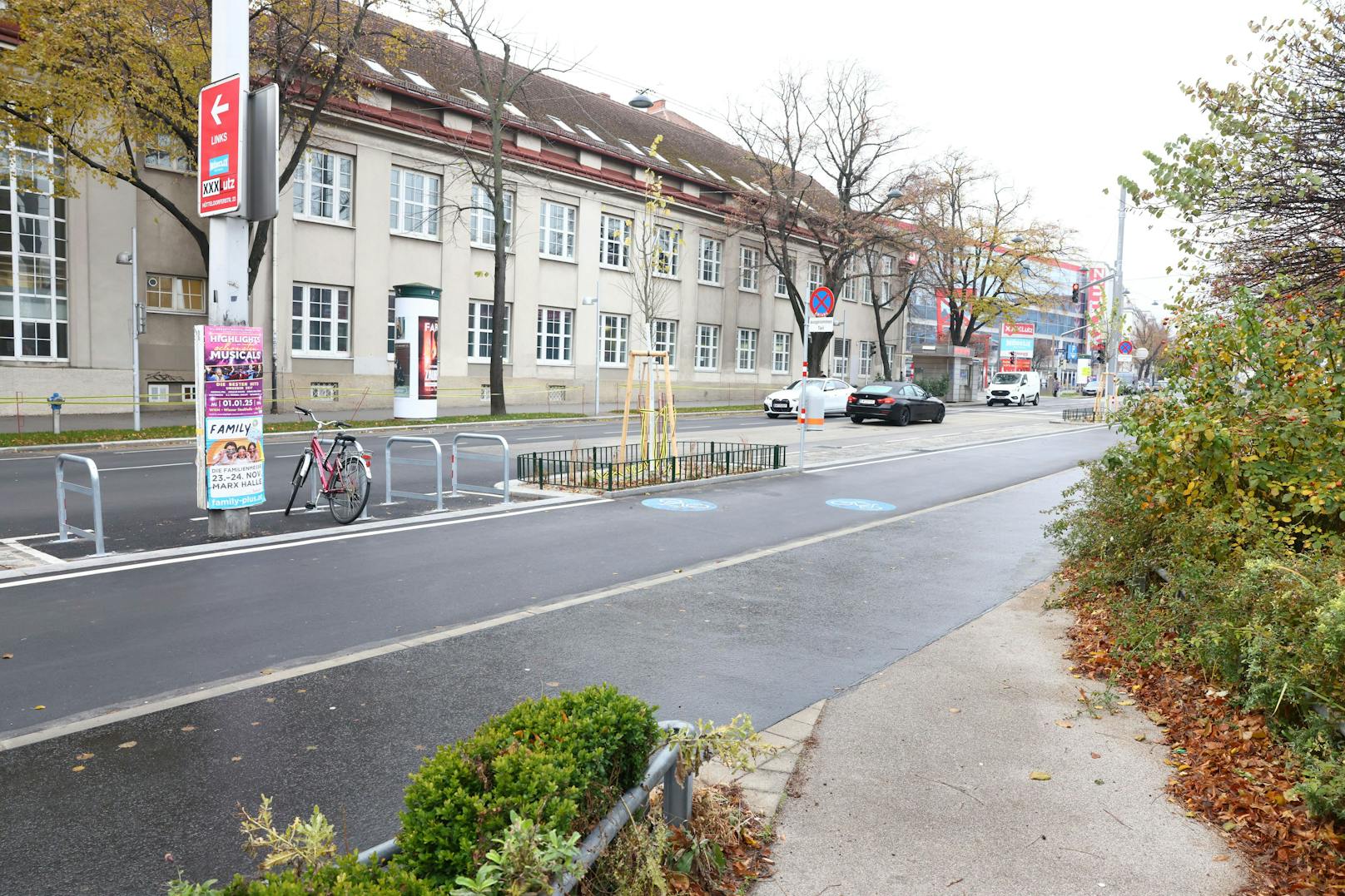 Der Weg ist 3,5 Kilometer breit und baulich von der Fahrbahn getrennt.