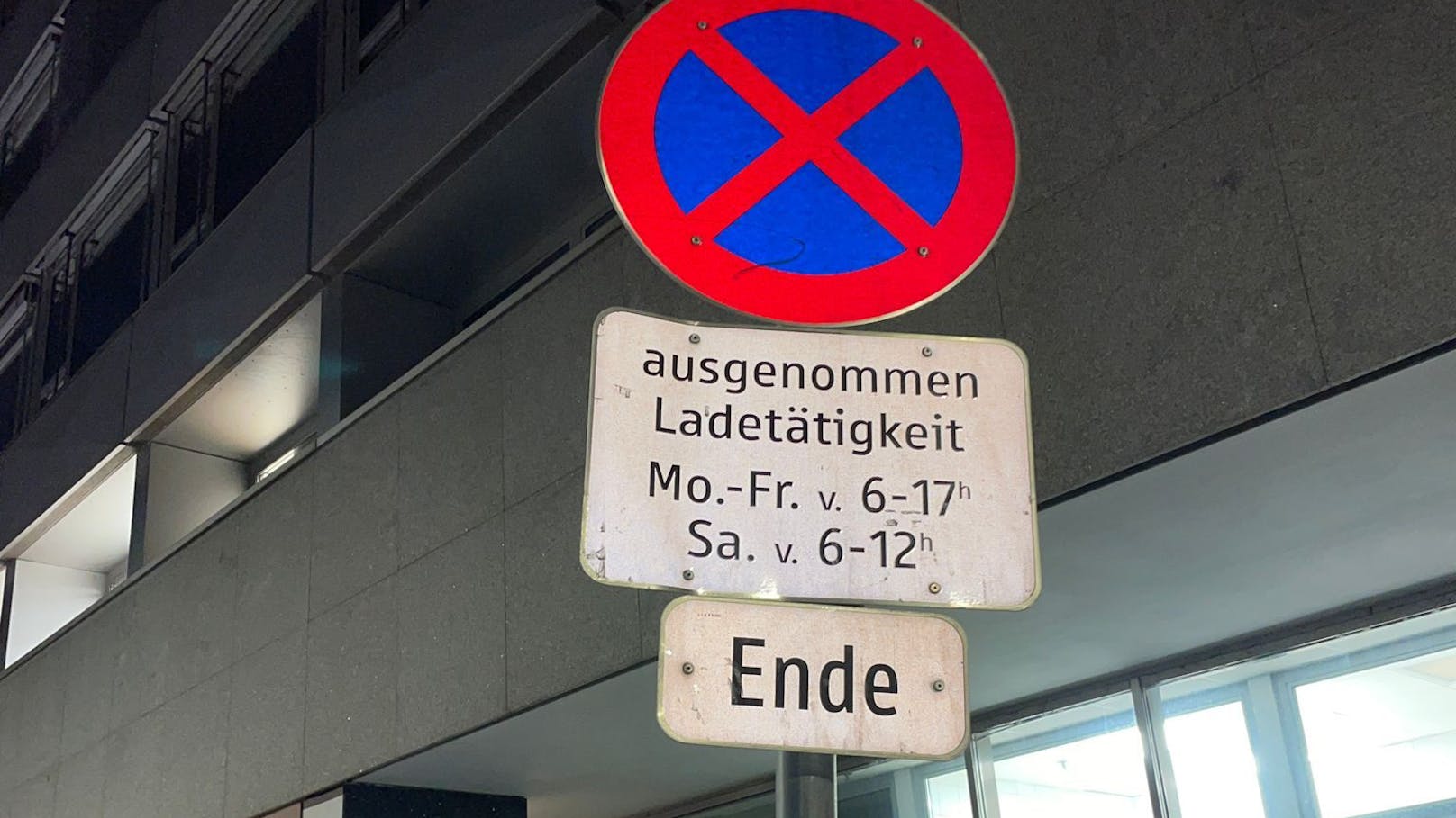 Die Zusatztafel in der&nbsp;Elisabethstraße 9 ist für viele Autofahrer verwirrend.