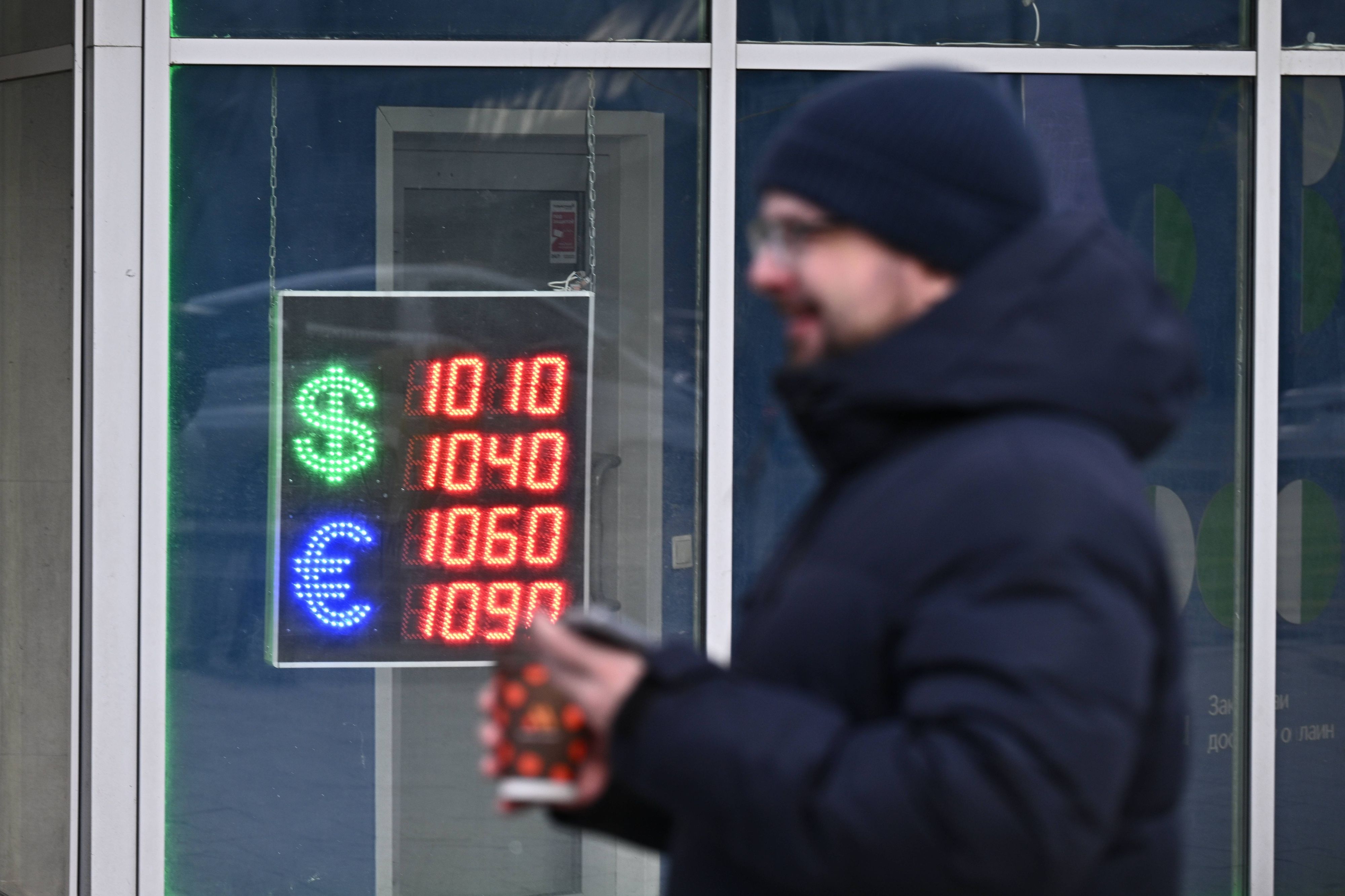 Der russische Rubel ist im Vergleich zum Dollar auf dem tiefsten Stand seit fast drei Jahren.