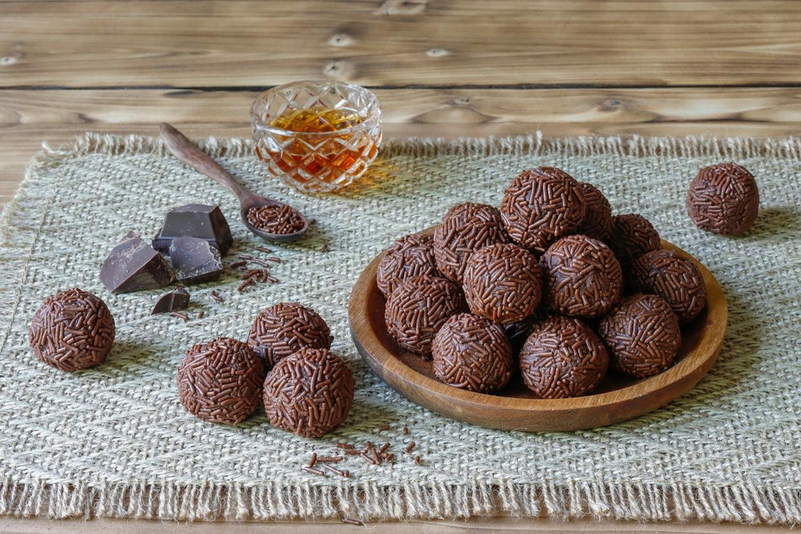 Dicht dahinter folgen Kokosbusserln, Rumkugeln, mit Marmelade gefüllten oder puren Mürbteigkeksen (je 20 Prozent).