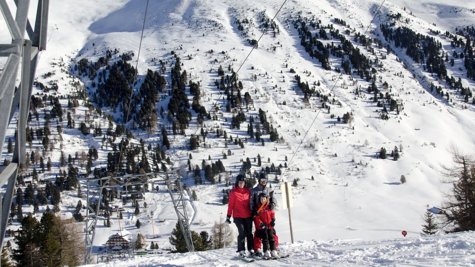 <strong>Skigebiet Schönfeld</strong>: Ob Skianfänger, Familien oder erfahrene Wintersportler, jeder findet die für ihn geeigneten Pisten.