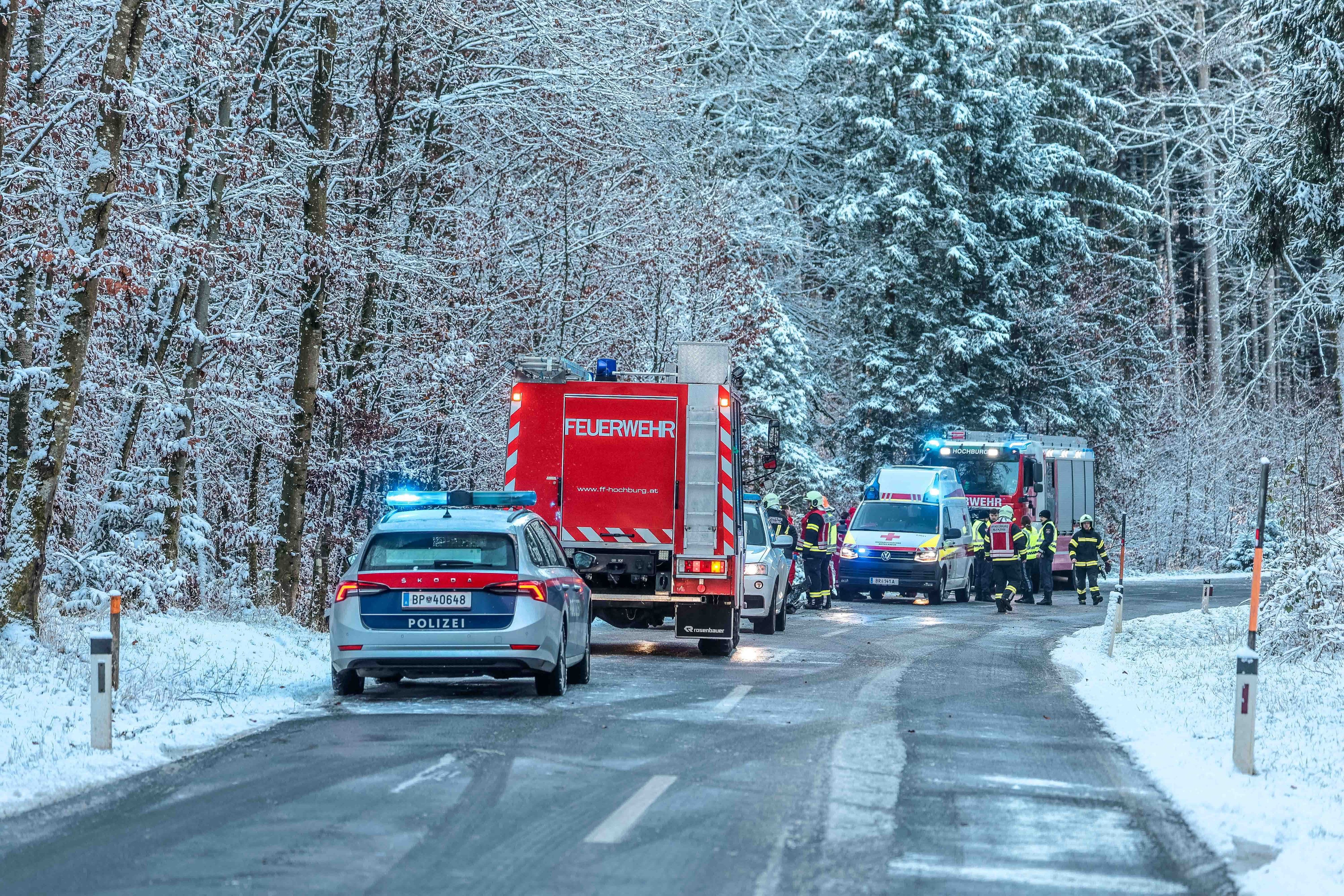 Einsatzkräfte an einer Unfallstelle bei winterlichen Bedingungen in Oberösterreich. (Archivbild)