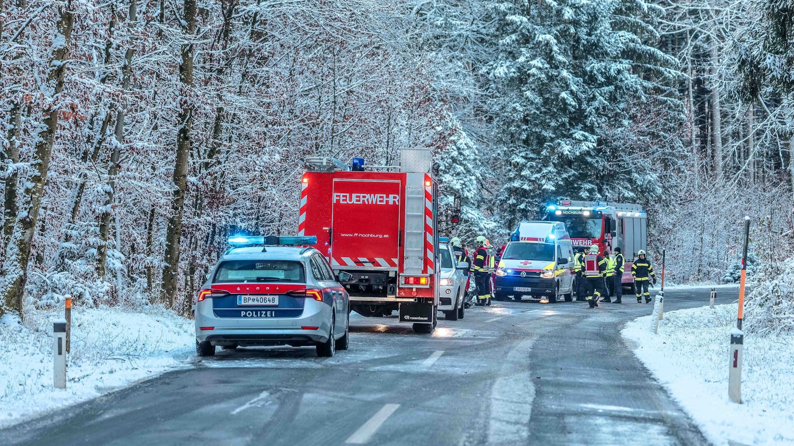 Einsatzkräfte an einer Unfallstelle bei winterlichen Bedingungen in Oberösterreich. (Archivbild)