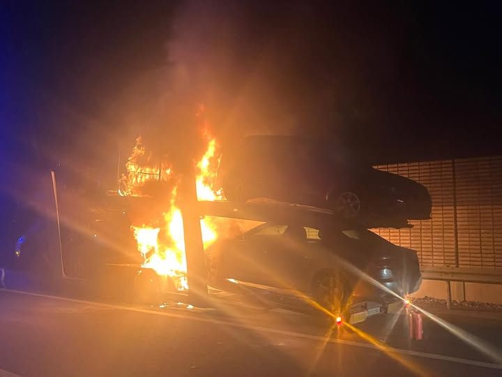 Vier Fahrzeuge standen in Vollbrand.