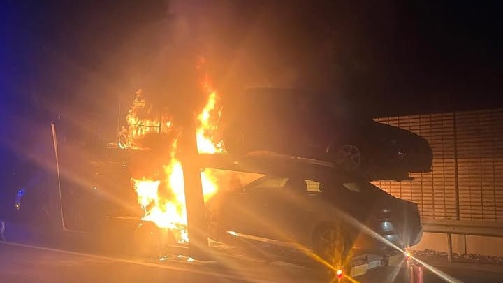 Vier Fahrzeuge standen in Vollbrand.