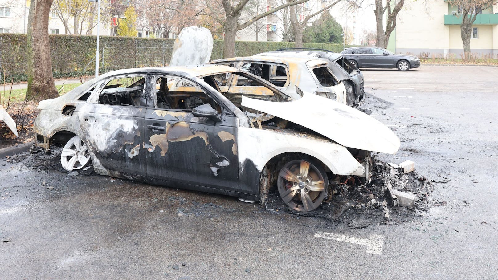 Auch die Spurensicherung war am Mittwoch vor Ort im Einsatz – an vier abgebrannten Autos wurden Spuren entdeckt, die als Brandbeschleuniger gedient haben könnten.