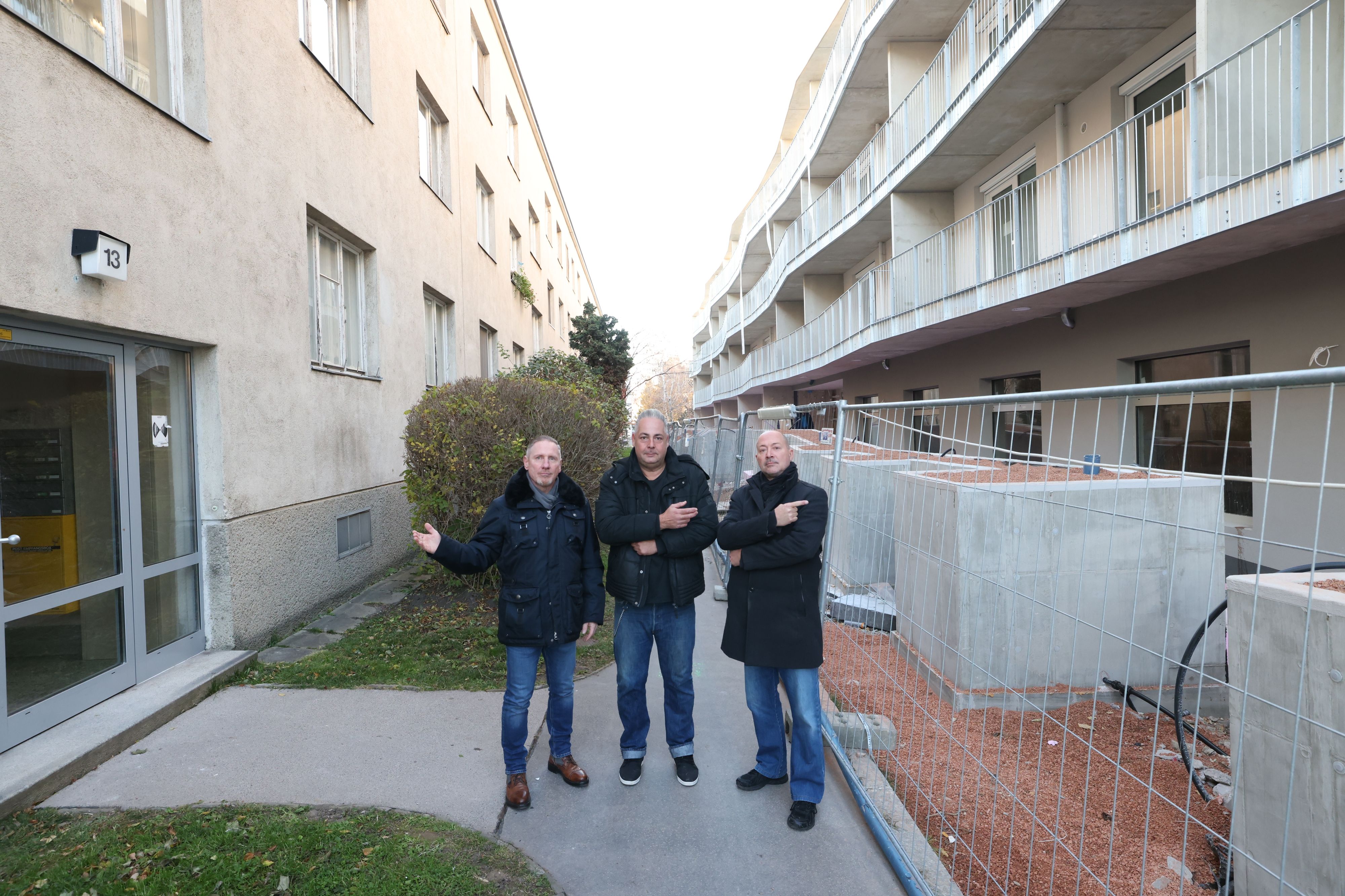 Michael Niegl, Wohnbau-Ombudsmann der FPÖ-Wien, Mieter Norbert Grünberger und Georg Heinreichsberger, Bezirksparteiobmann der FPÖ-Hietzing (v.l.)