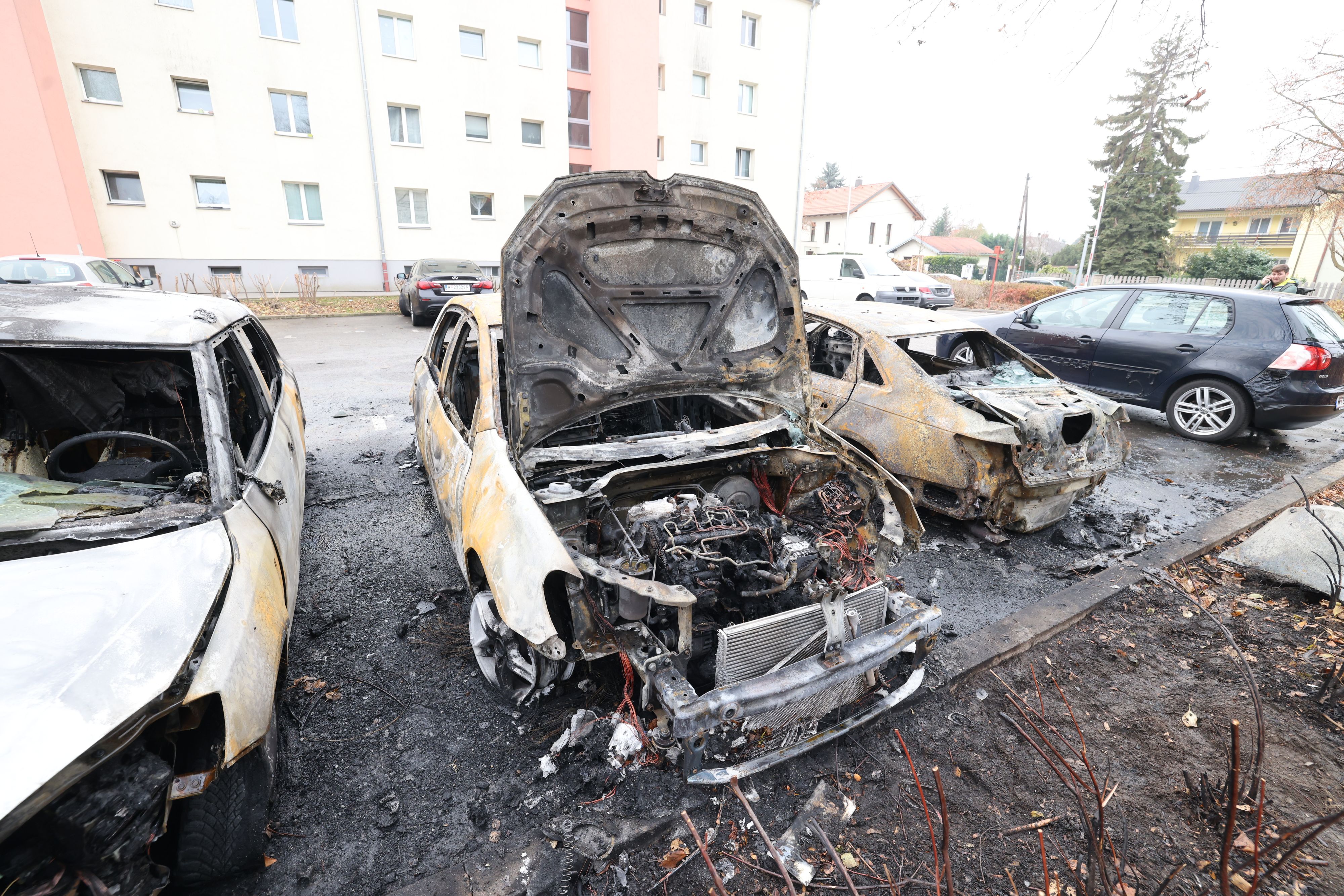 Feuerhölle bei Gemeindebau: nach Streit brannten Autos.